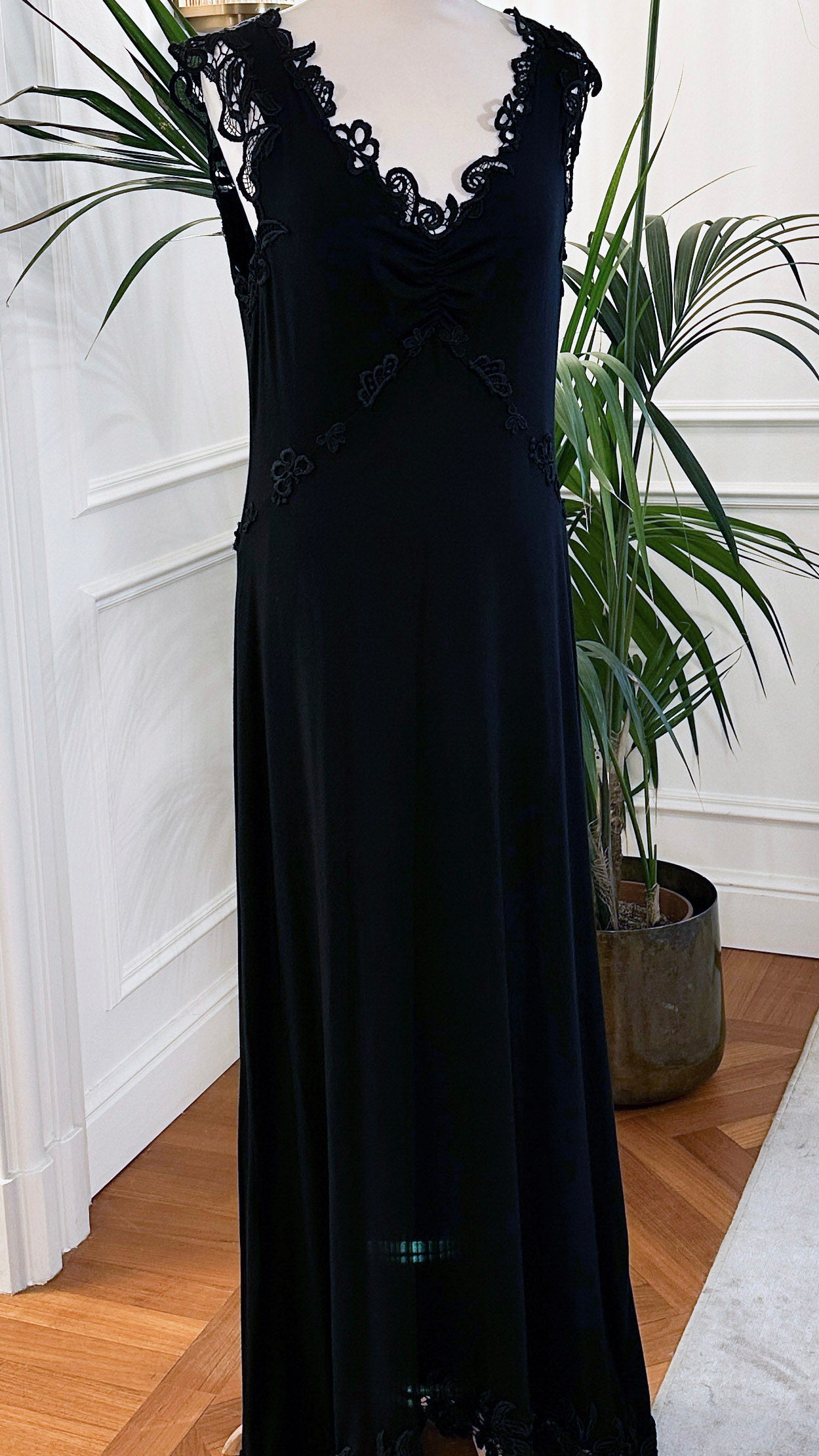 Abito cerimonia lungo in pizzo con paillettes, scollo all’americana e schiena nuda, Sofia Provera Atelier