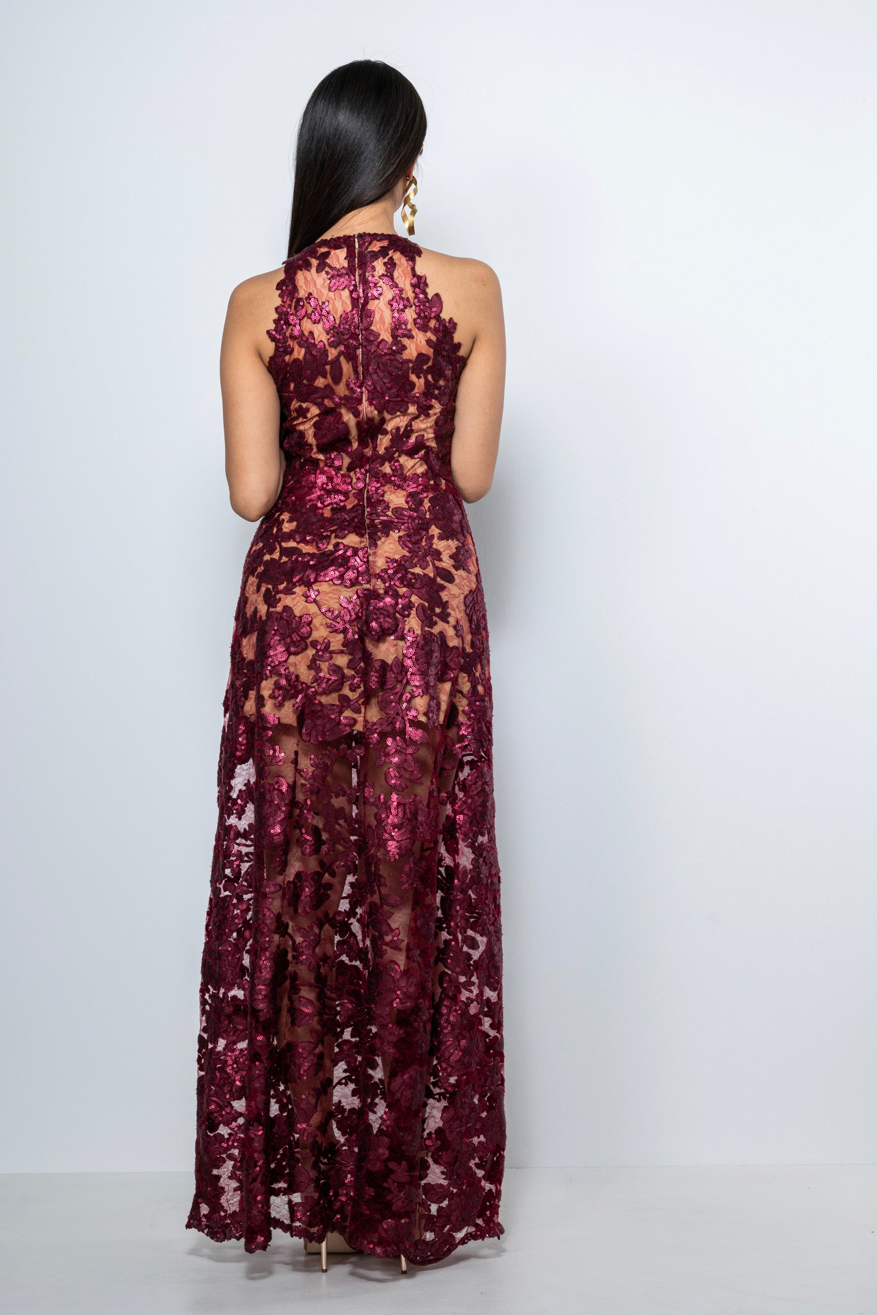 Abito da cerimonia in pizzo bordeaux con paillettes e scollo all’americana, disponibile a noleggio da Sofia Provera Atelier.