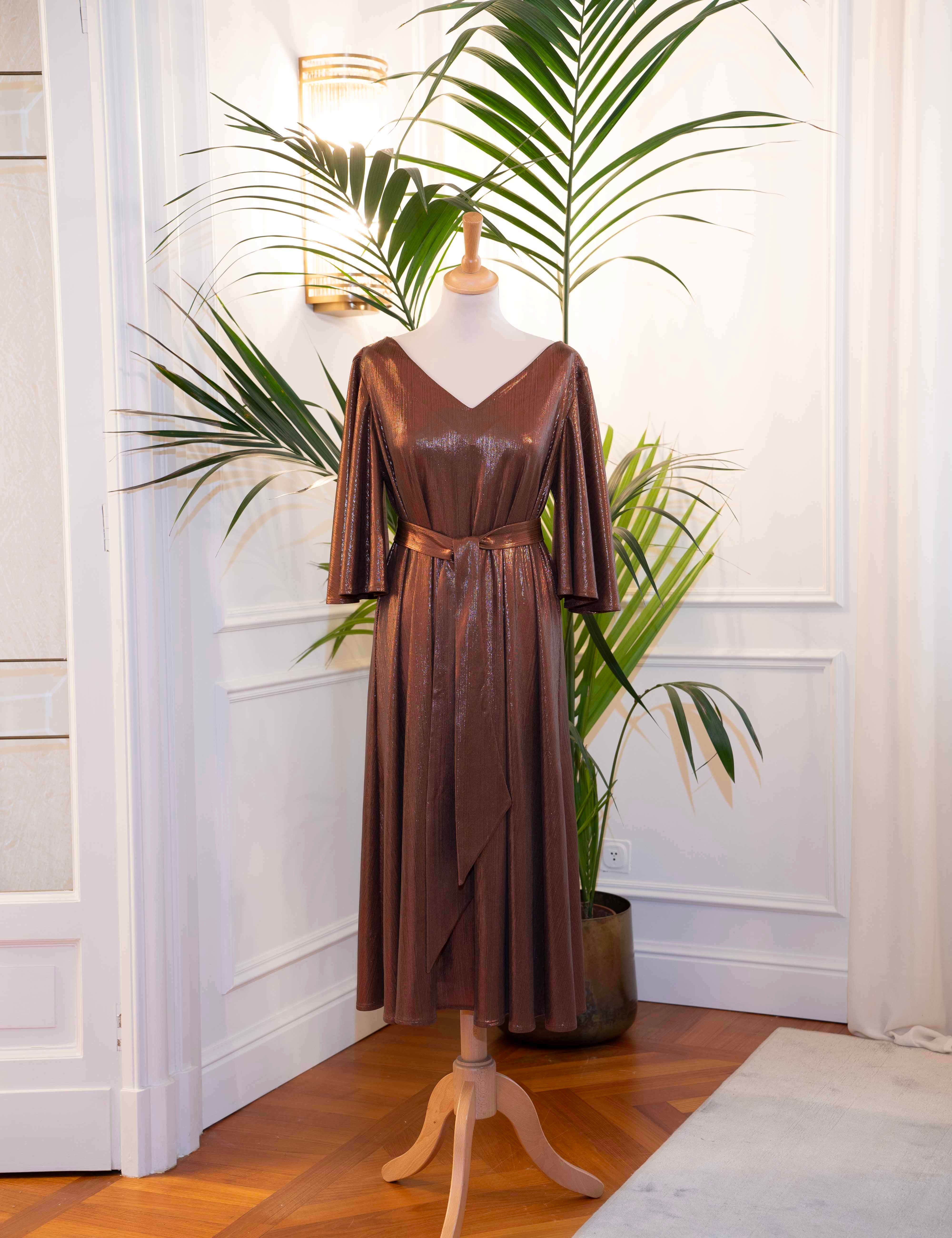 Abito mamma sposa galateo “Diomira” in bronzo laminato, scollo a V e cinturina, firmato Sofia Provera Atelier