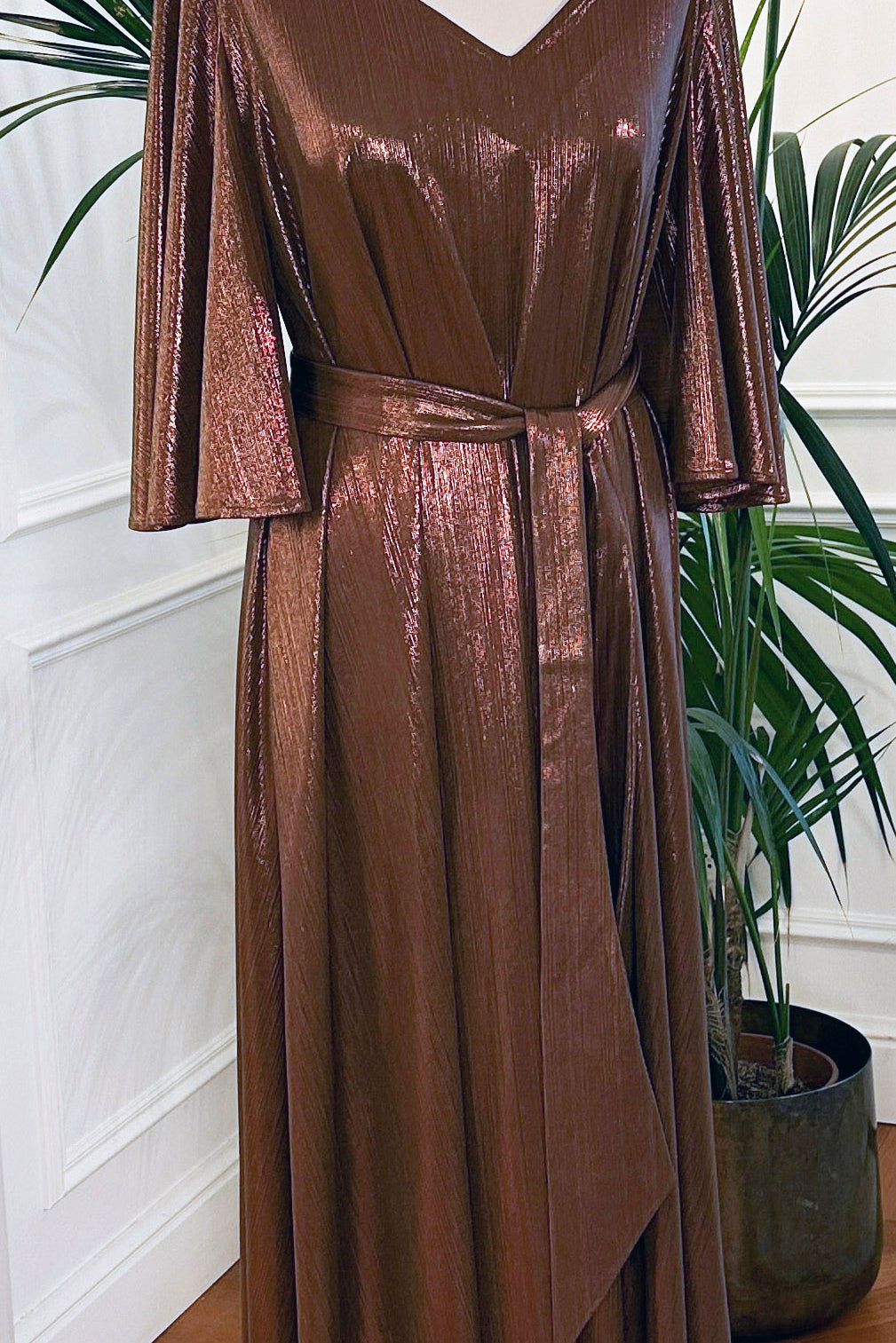 Abito mamma sposa galateo “Diomira” in bronzo laminato, scollo a V e cinturina, firmato Sofia Provera Atelier