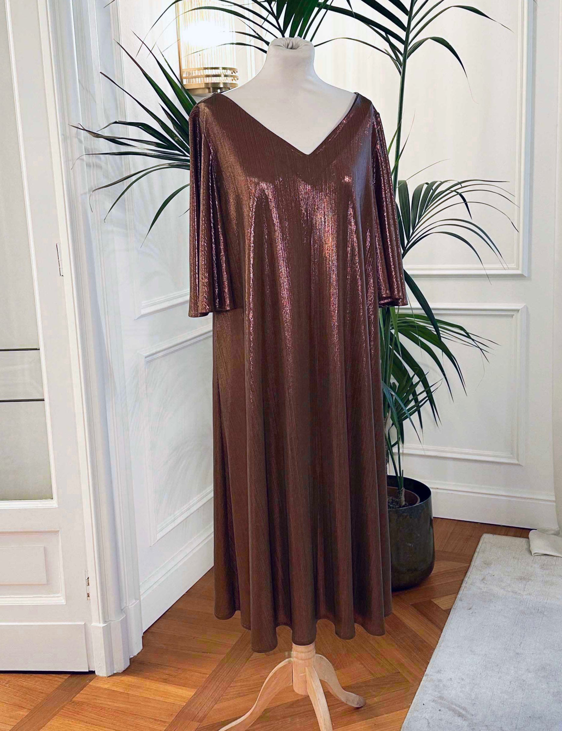 Abito mamma sposa galateo “Diomira” in bronzo laminato, scollo a V e cinturina, firmato Sofia Provera Atelier