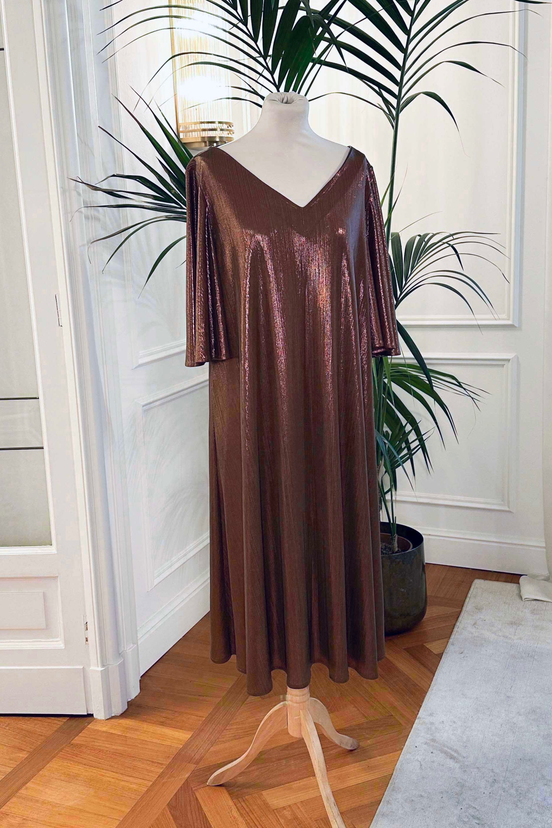 Abito mamma sposa galateo “Diomira” in bronzo laminato, scollo a V e cinturina, firmato Sofia Provera Atelier