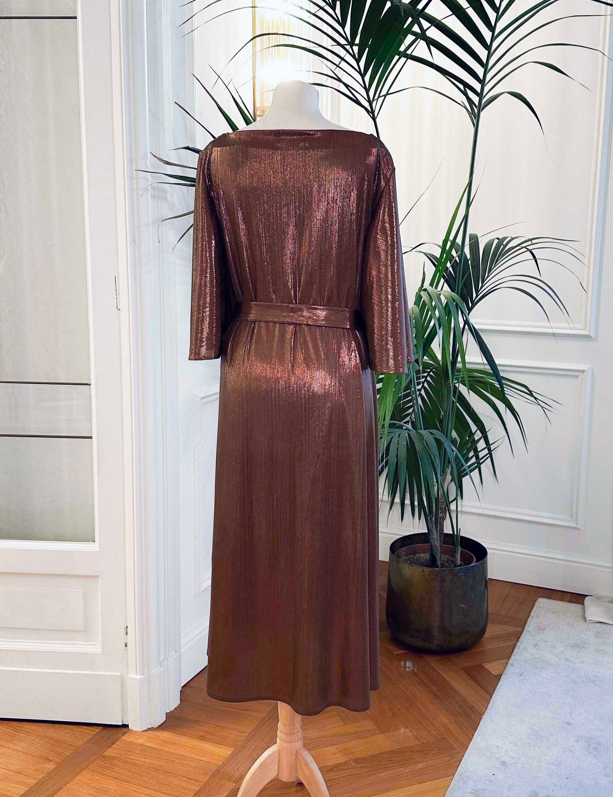 Abito mamma sposa galateo “Diomira” in bronzo laminato, scollo a V e cinturina, firmato Sofia Provera Atelier