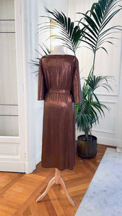 Abito mamma sposa galateo “Diomira” in bronzo laminato, scollo a V e cinturina, firmato Sofia Provera Atelier