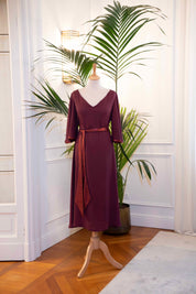Abito mamma della sposa bordeaux con maniche 3/4, scollo a V e cintura – Sofia Provera Atelier