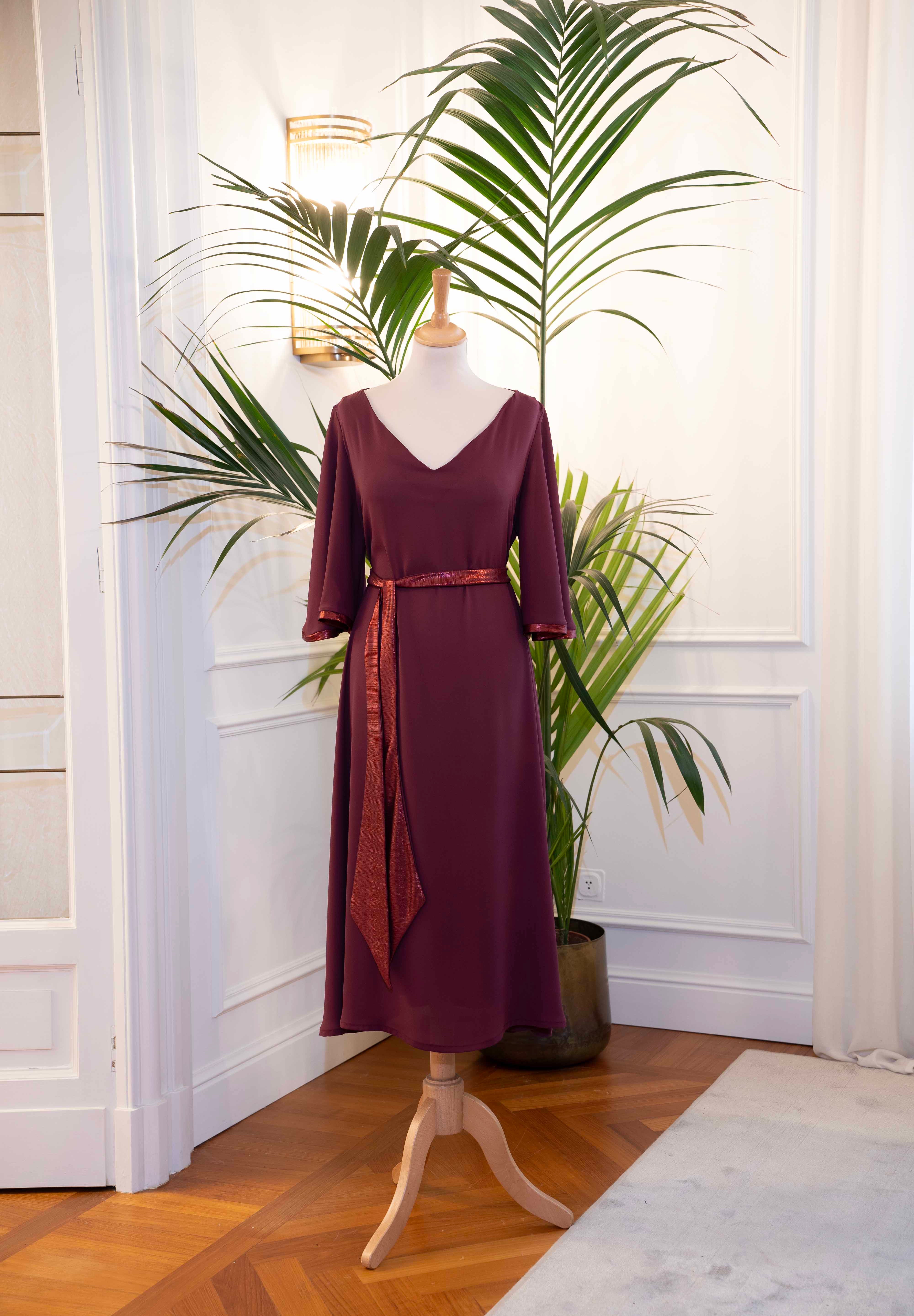 Abito mamma della sposa bordeaux con maniche 3/4, scollo a V e cintura – Sofia Provera Atelier