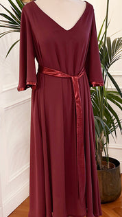Abito mamma della sposa bordeaux con maniche 3/4, scollo a V e cintura – Sofia Provera Atelier
