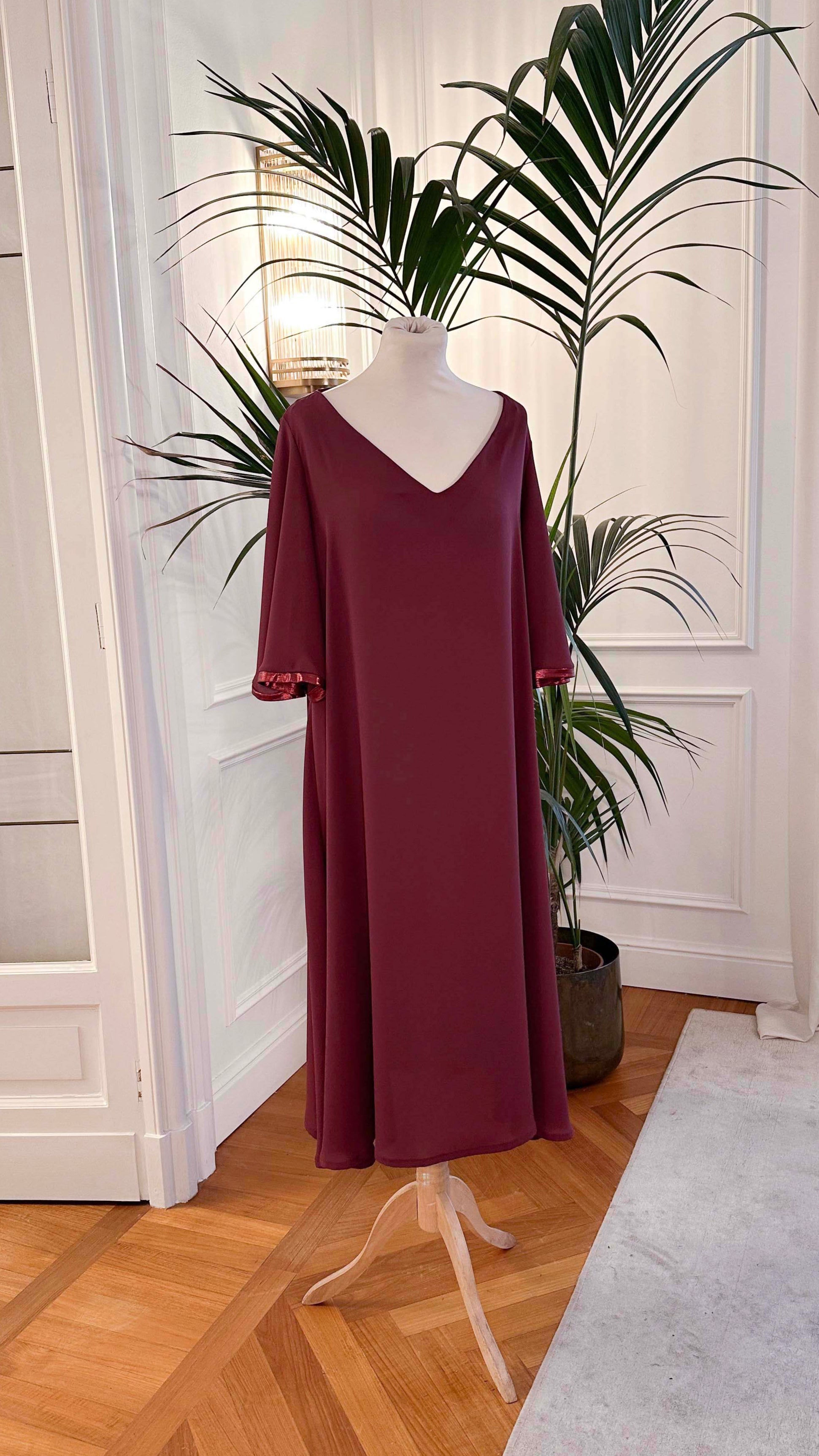 Abito mamma della sposa bordeaux con maniche 3/4, scollo a V e cintura – Sofia Provera Atelier