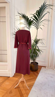 Abito mamma della sposa bordeaux con maniche 3/4, scollo a V e cintura – Sofia Provera Atelier