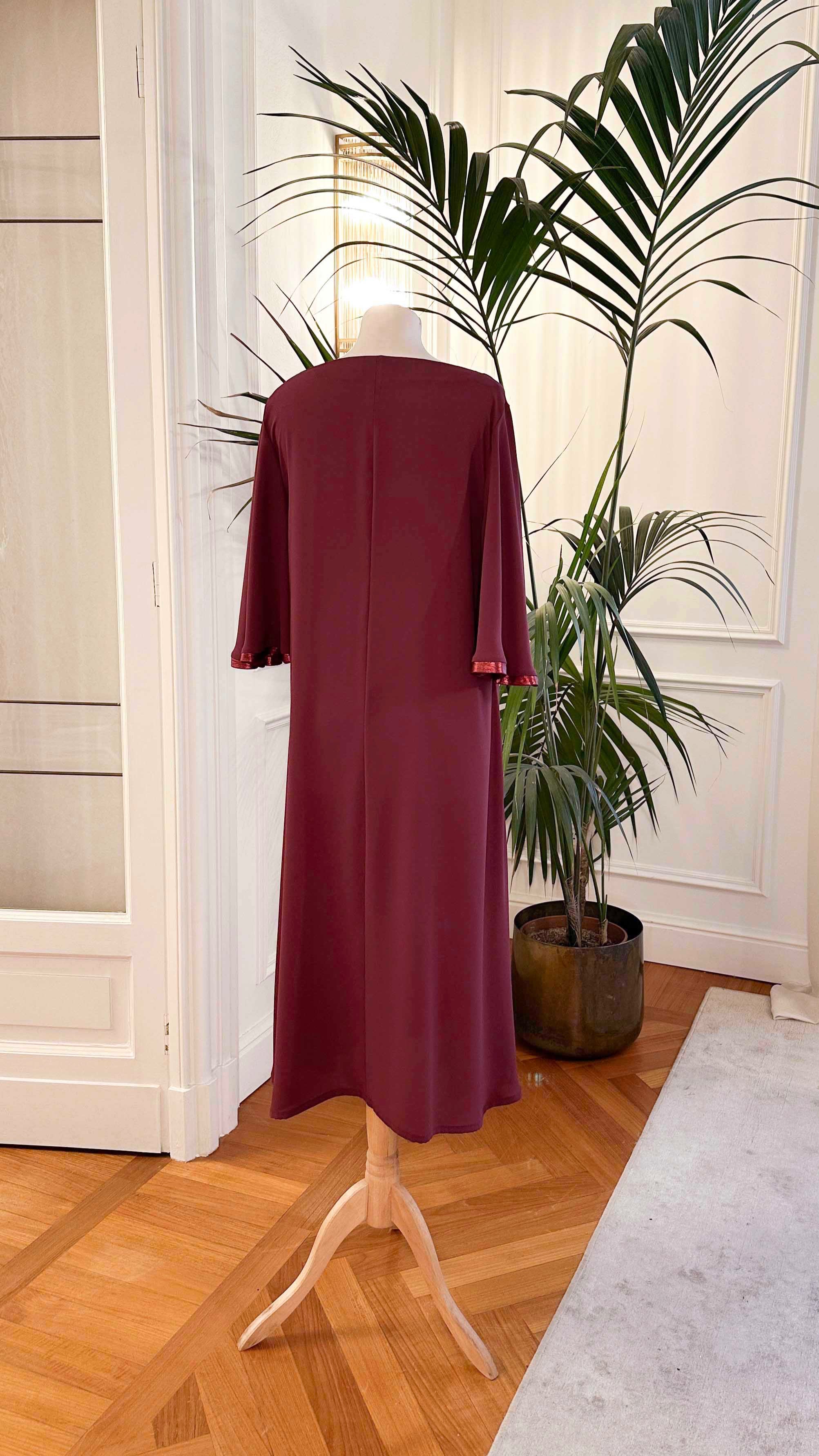 Abito mamma della sposa bordeaux con maniche 3/4, scollo a V e cintura – Sofia Provera Atelier