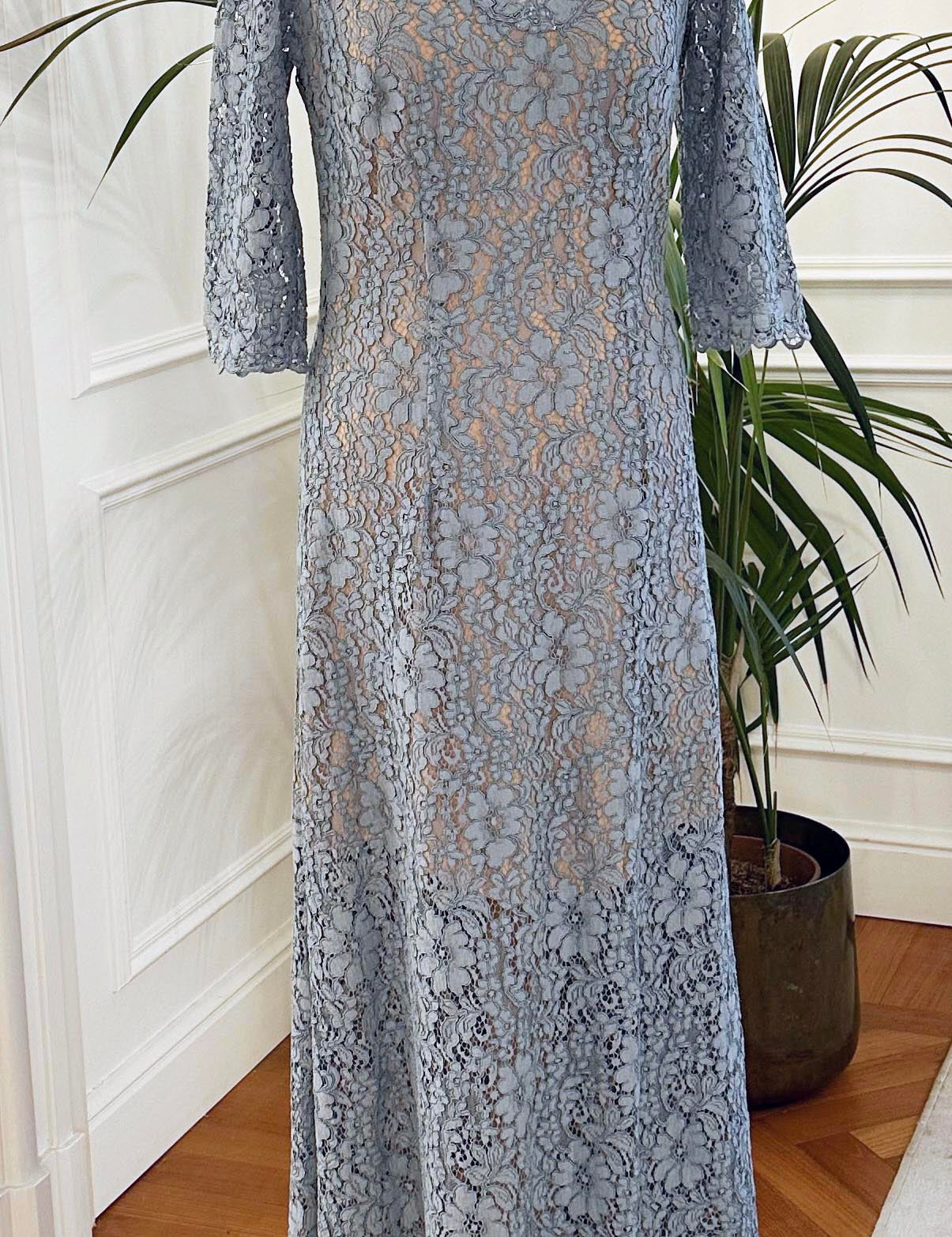 Abito mamma sposa galateo “Fiordaliso” in pizzo celeste con maniche lunghe e scollo a V – Sofia Provera Atelier