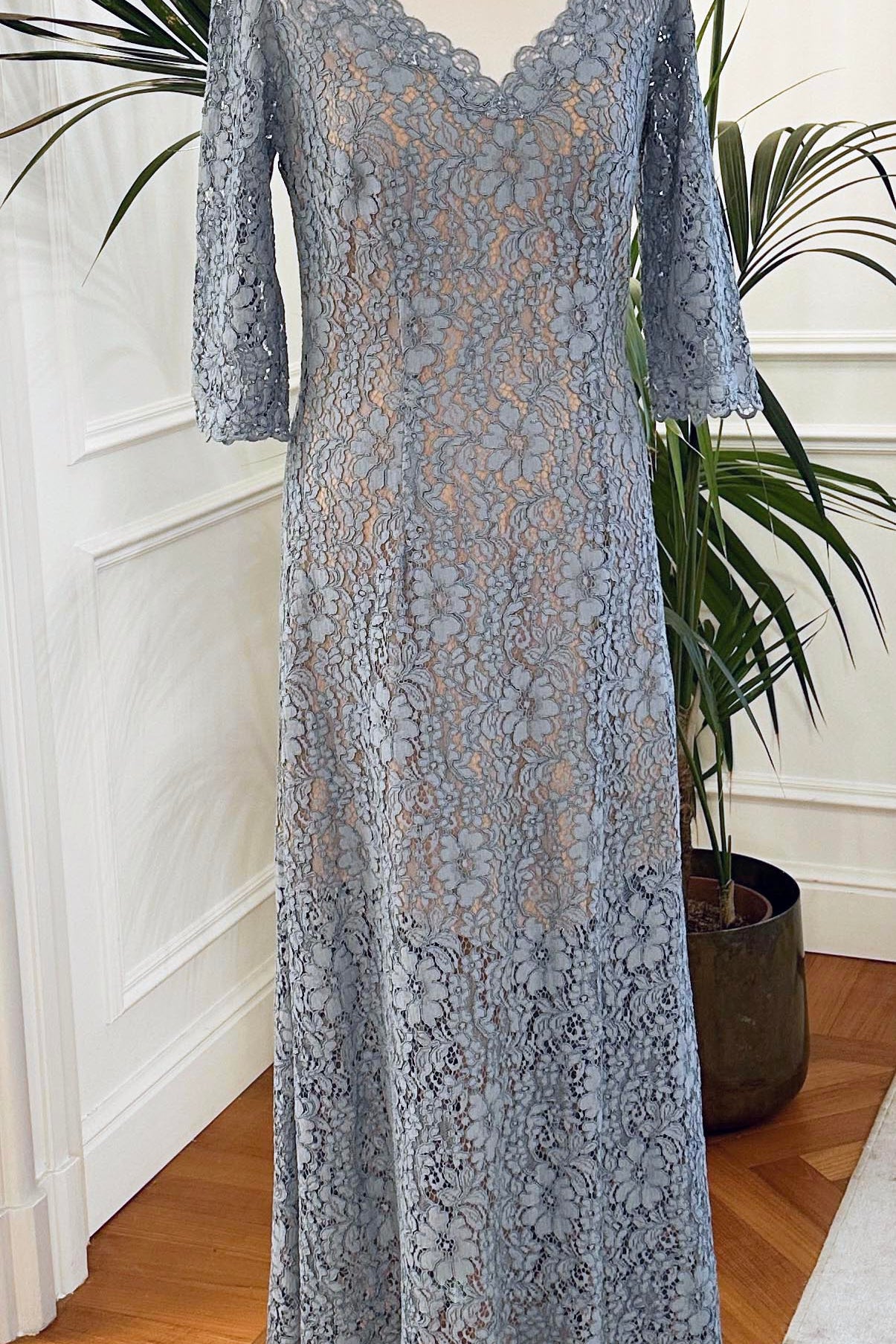 Abito mamma sposa galateo “Fiordaliso” in pizzo celeste con maniche lunghe e scollo a V – Sofia Provera Atelier