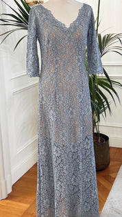 Abito mamma sposa galateo “Fiordaliso” in pizzo celeste con maniche lunghe e scollo a V – Sofia Provera Atelier