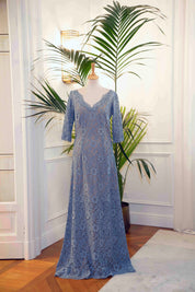Abito mamma sposa galateo “Fiordaliso” in pizzo celeste con maniche lunghe e scollo a V – Sofia Provera Atelier