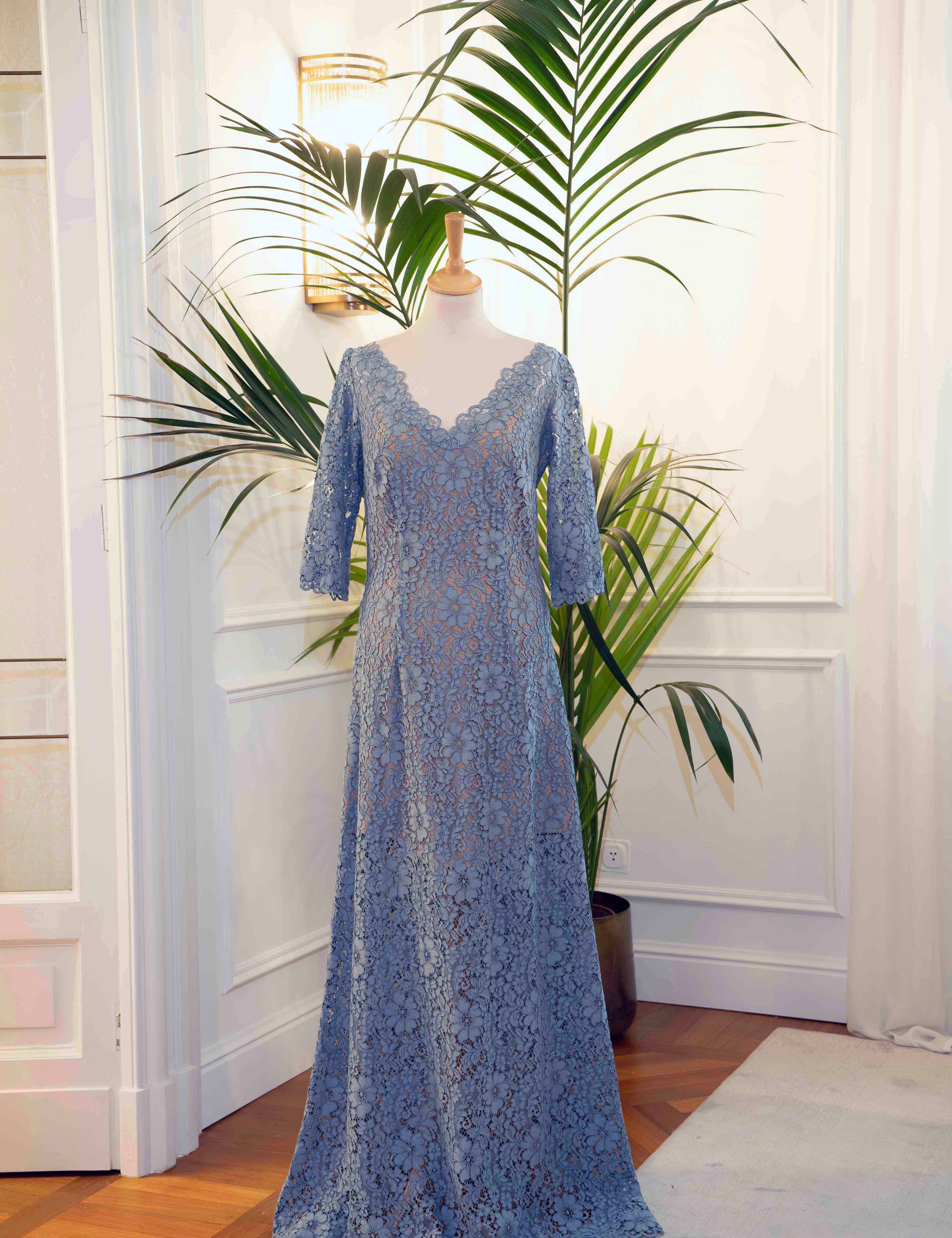 Abito mamma sposa galateo “Fiordaliso” in pizzo celeste con maniche lunghe e scollo a V – Sofia Provera Atelier
