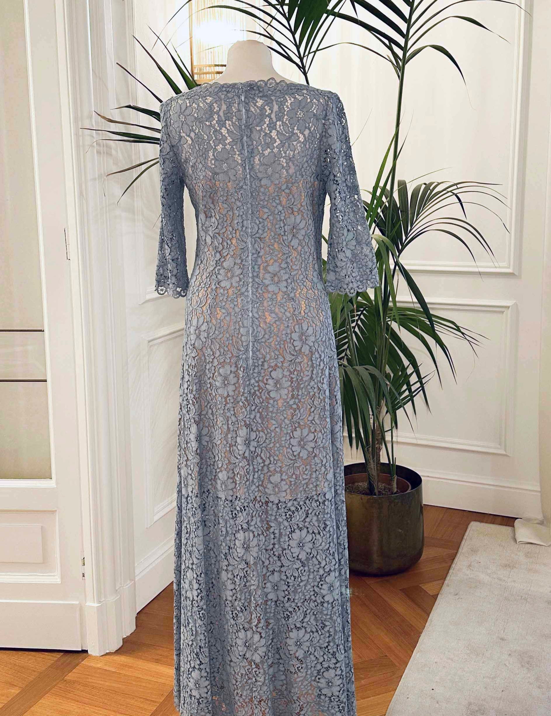 Abito mamma sposa galateo “Fiordaliso” in pizzo celeste con maniche lunghe e scollo a V – Sofia Provera Atelier