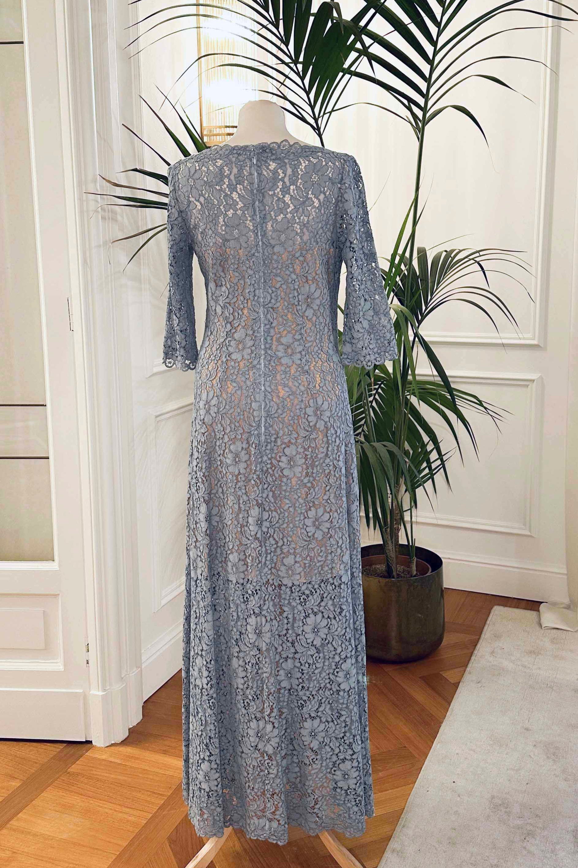 Abito mamma sposa galateo “Fiordaliso” in pizzo celeste con maniche lunghe e scollo a V – Sofia Provera Atelier