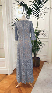 Abito mamma sposa galateo “Fiordaliso” in pizzo celeste con maniche lunghe e scollo a V – Sofia Provera Atelier