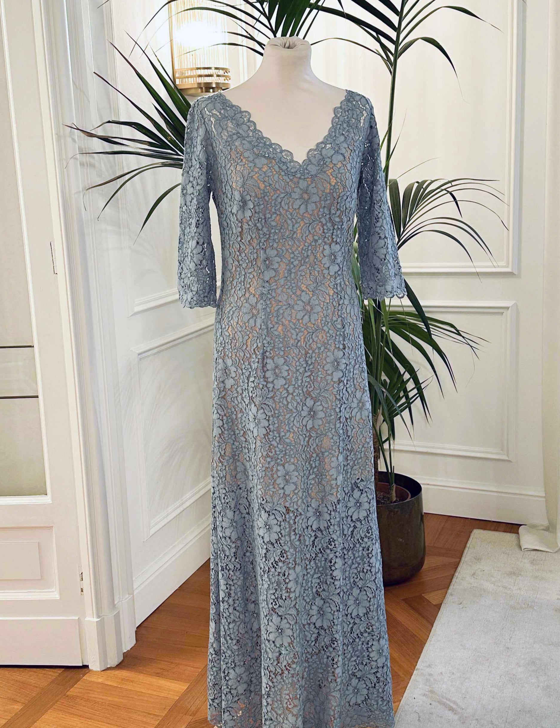 Abito mamma sposa galateo “Fiordaliso” in pizzo celeste con maniche lunghe e scollo a V – Sofia Provera Atelier