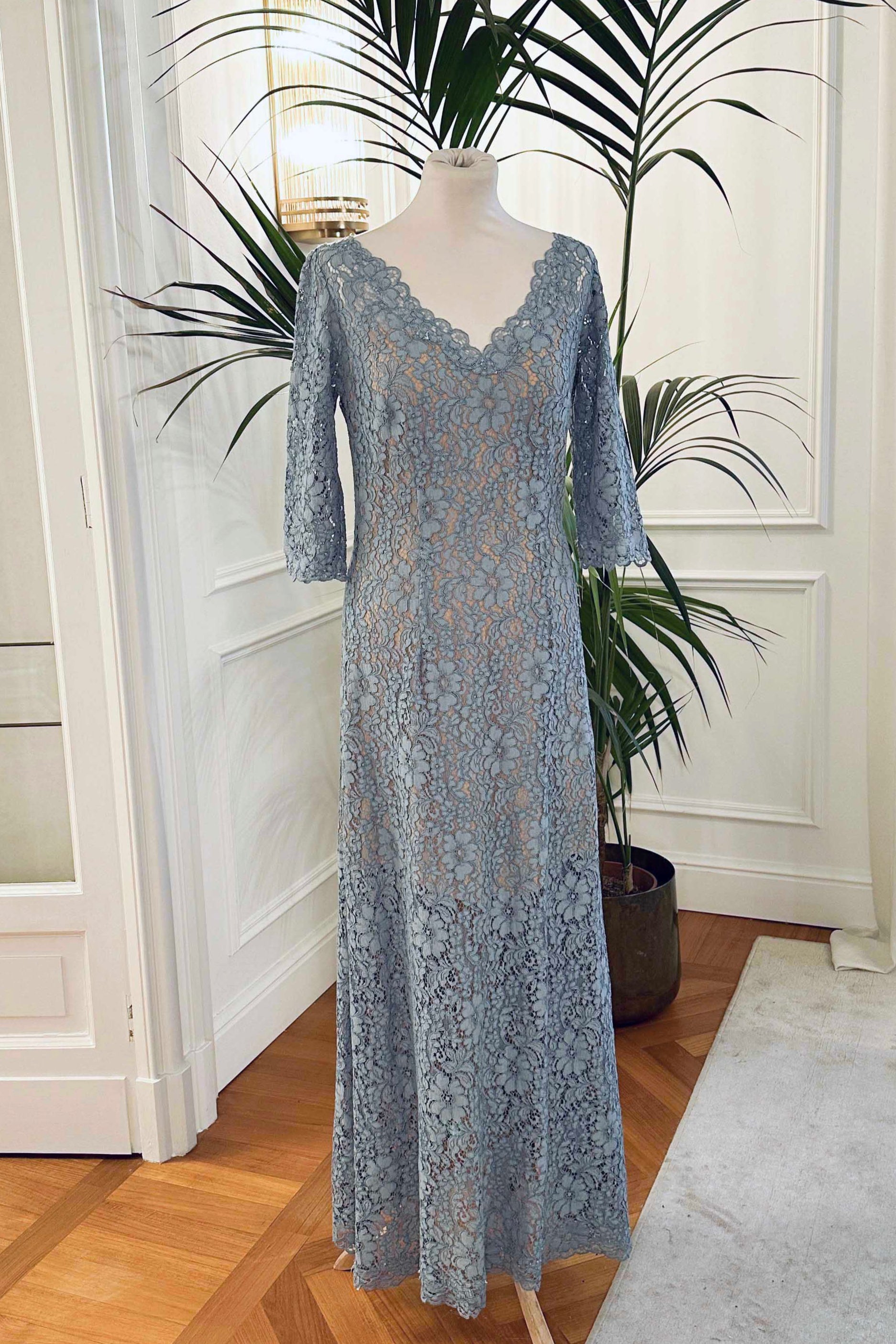 Abito mamma sposa galateo “Fiordaliso” in pizzo celeste con maniche lunghe e scollo a V – Sofia Provera Atelier