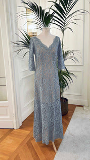 Abito mamma sposa galateo “Fiordaliso” in pizzo celeste con maniche lunghe e scollo a V – Sofia Provera Atelier