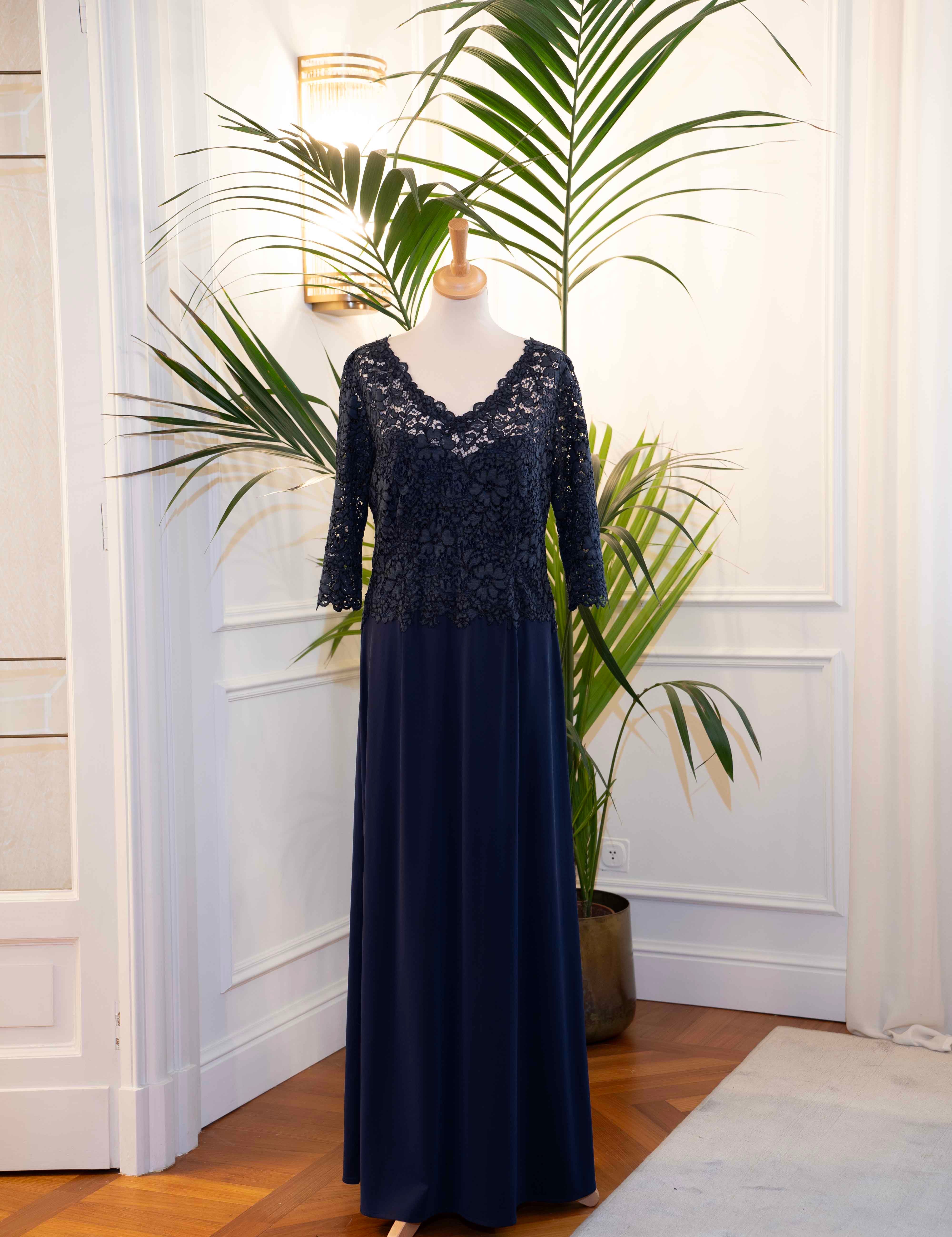 Abito lungo mamma sposa in pizzo rebrodé con maniche trasparenti e scollo a V – Sofia Provera