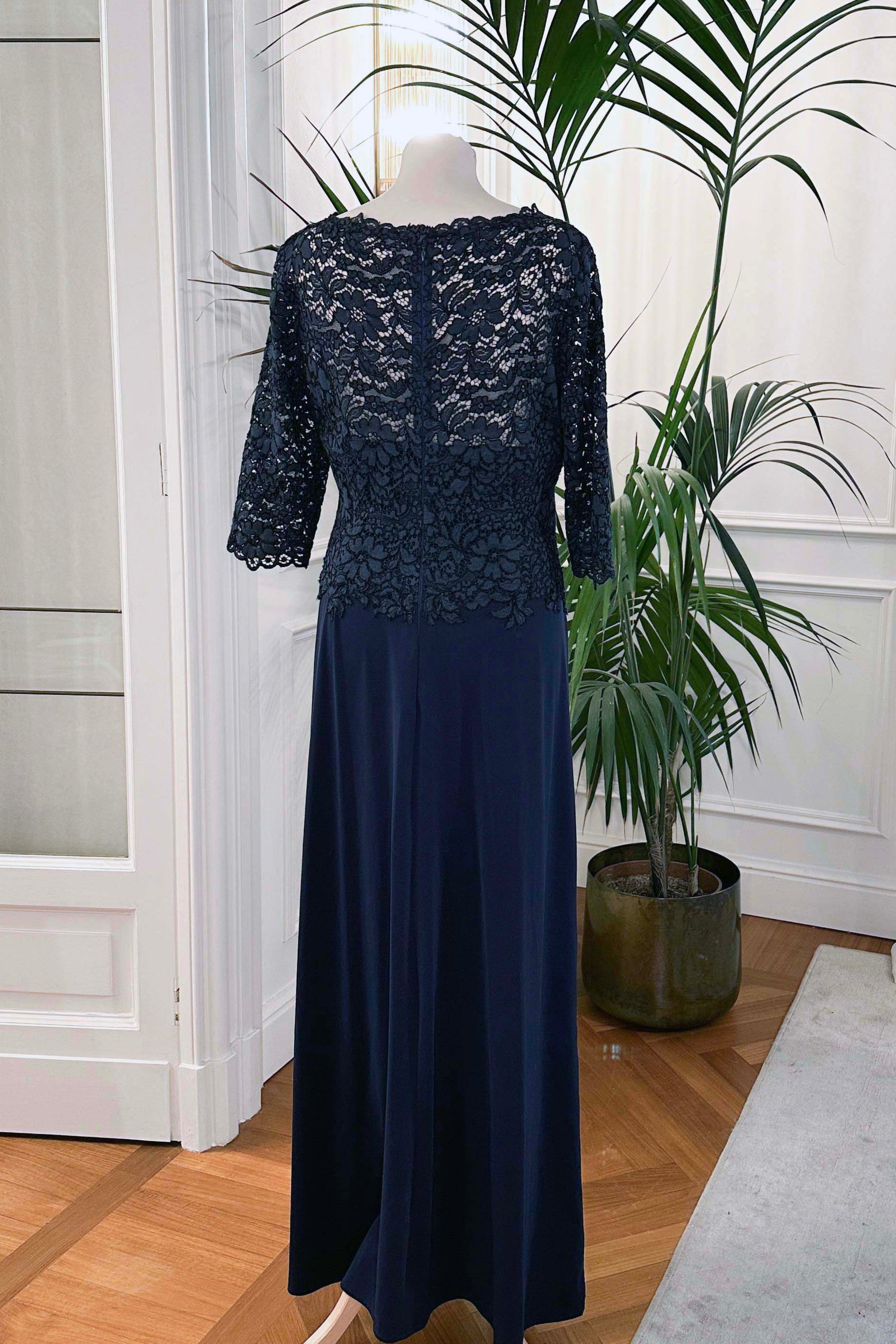 Abito lungo mamma sposa in pizzo rebrodé con maniche trasparenti e scollo a V – Sofia Provera