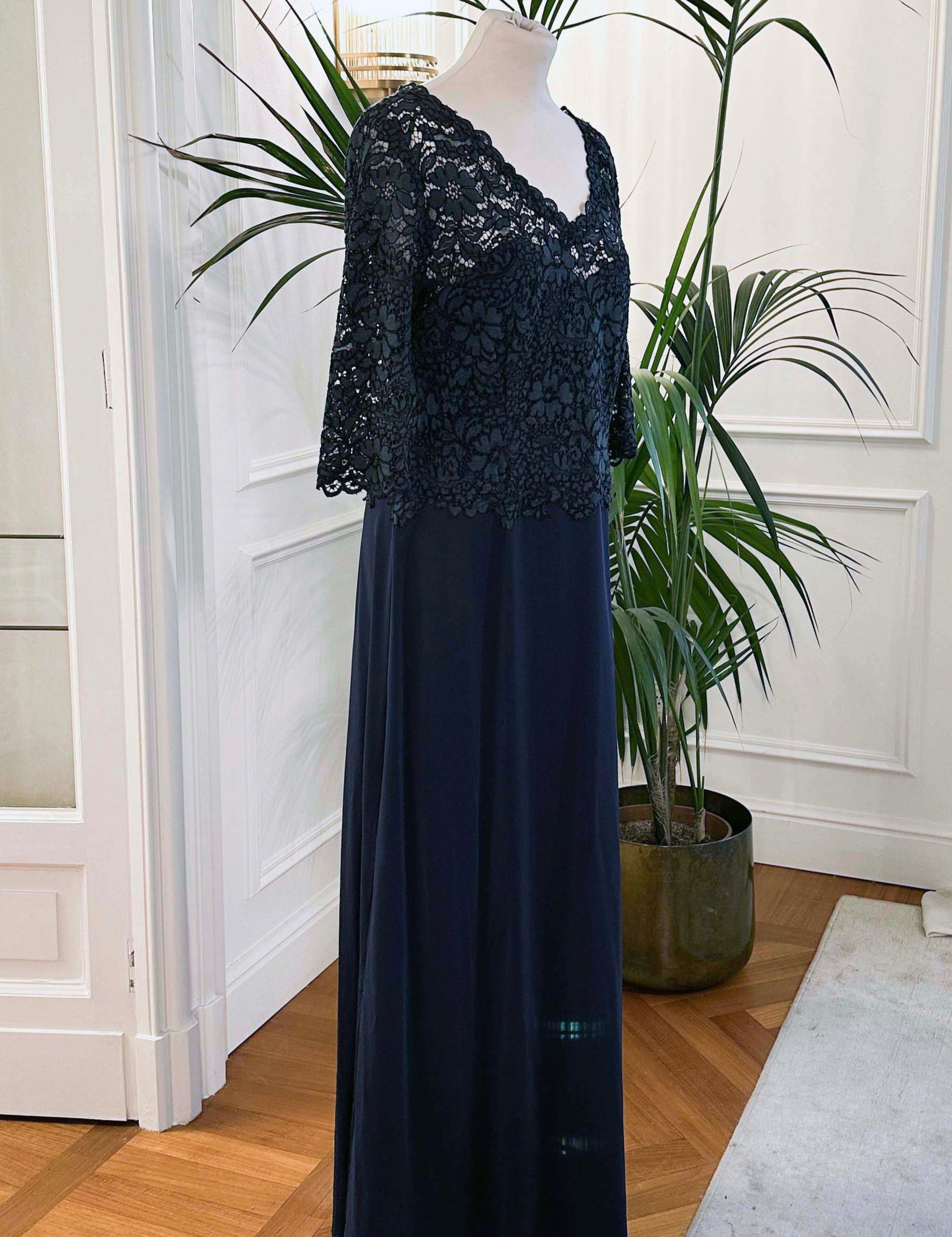 Abito lungo mamma sposa in pizzo rebrodé con maniche trasparenti e scollo a V – Sofia Provera