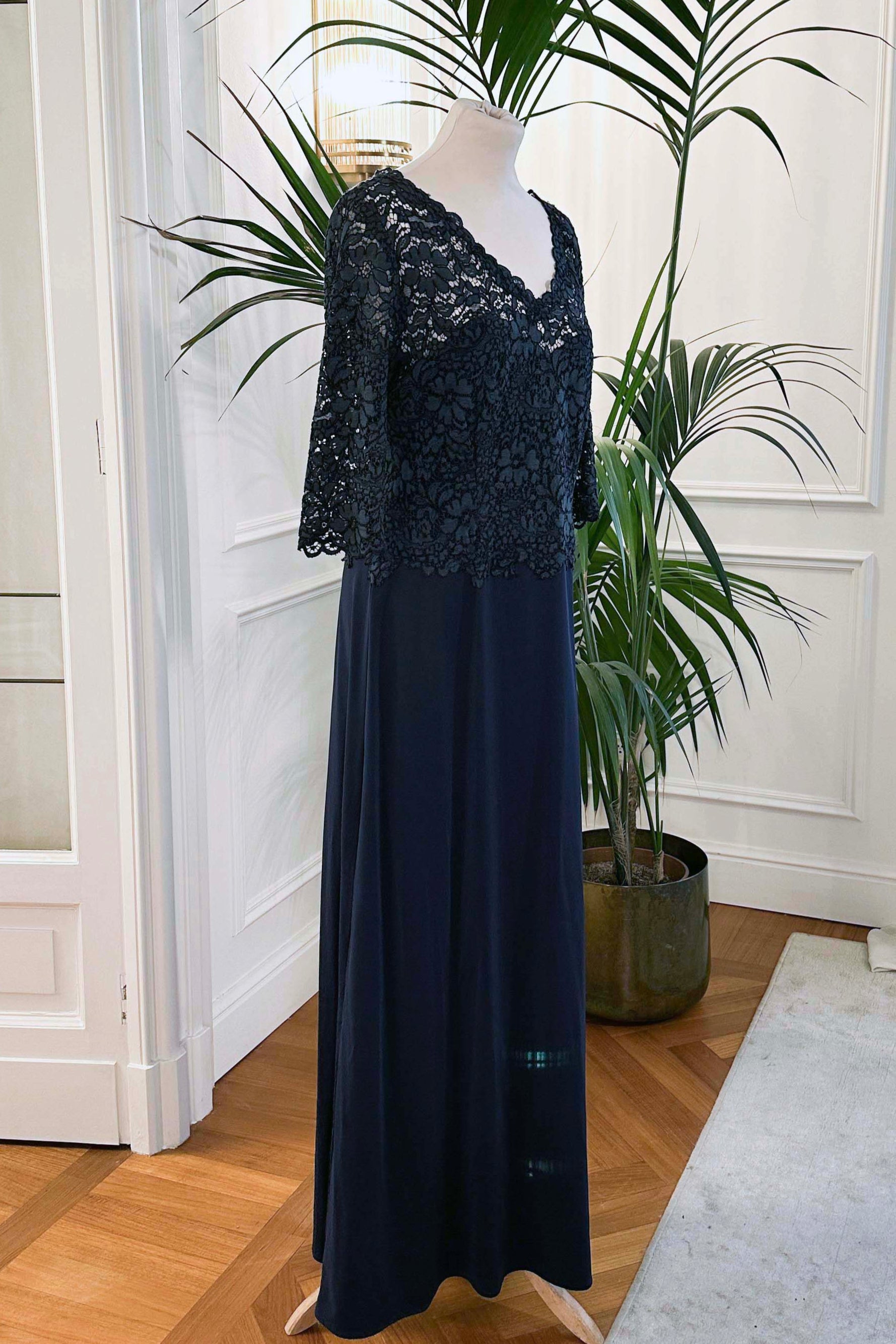 Abito lungo mamma sposa in pizzo rebrodé con maniche trasparenti e scollo a V – Sofia Provera