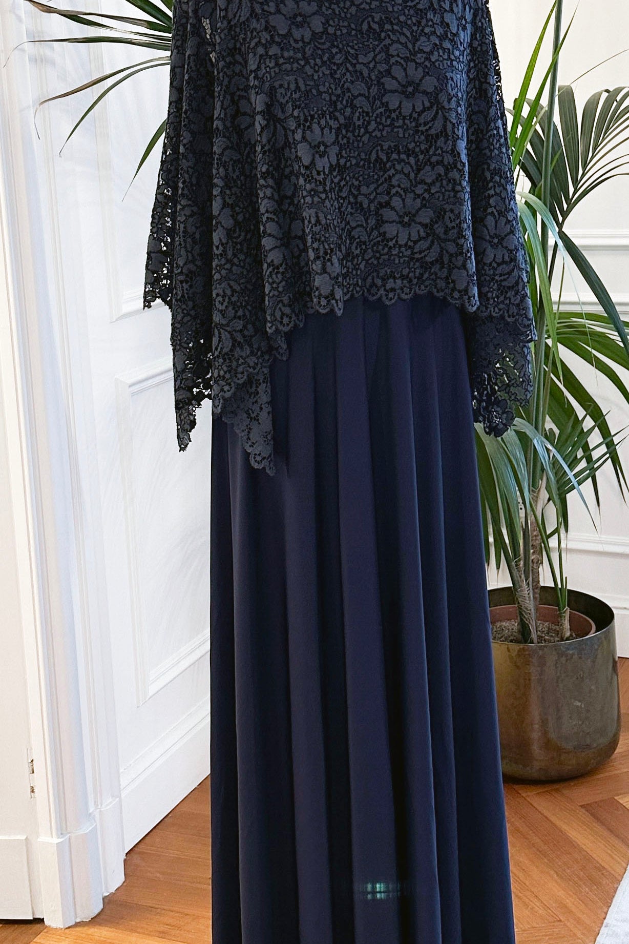 Abito mamma sposa galateo “Emilia” in pizzo blu con mantella e gonna a ruota – Sofia Provera Atelier