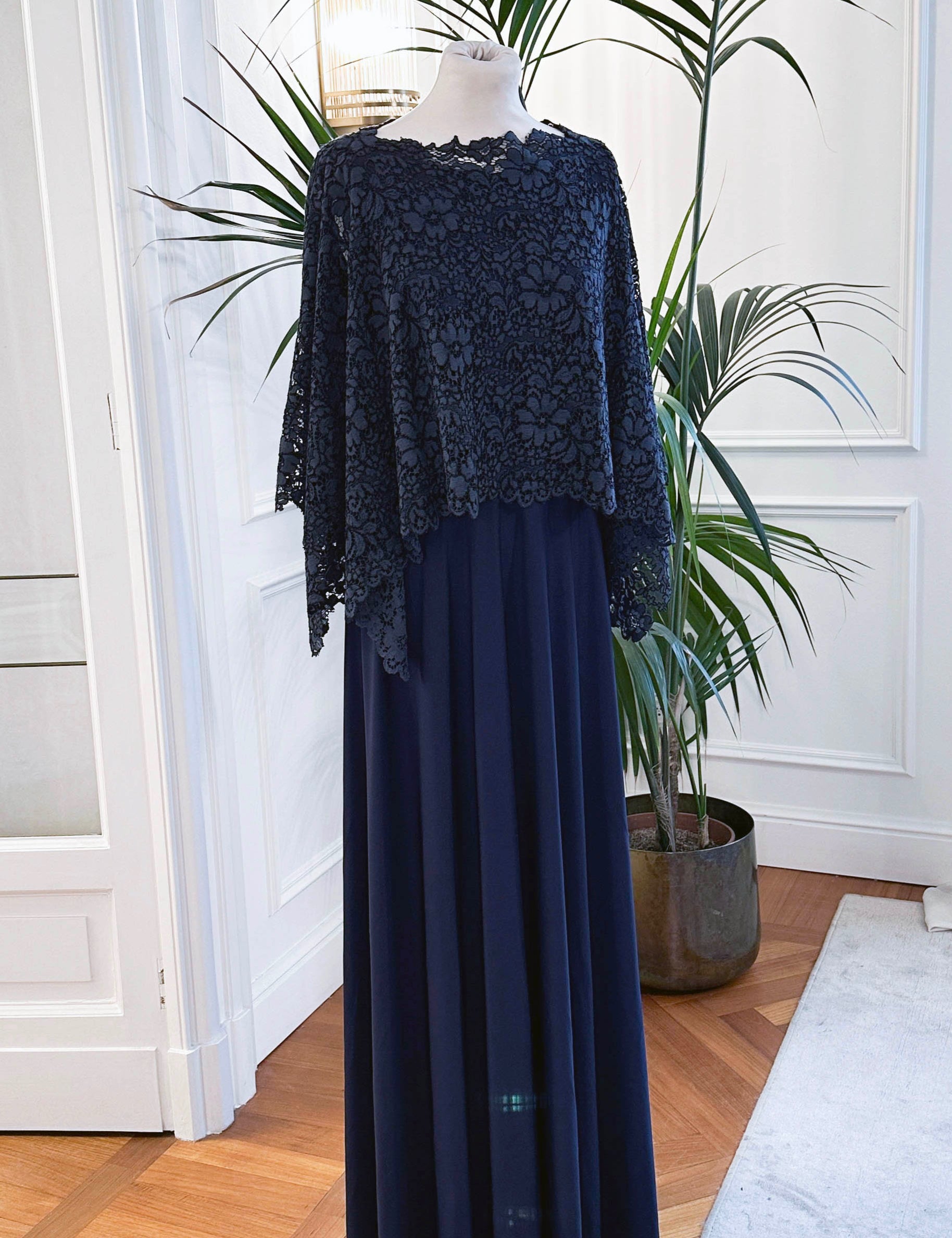 Abito mamma sposa galateo “Emilia” in pizzo blu con mantella e gonna a ruota – Sofia Provera Atelier