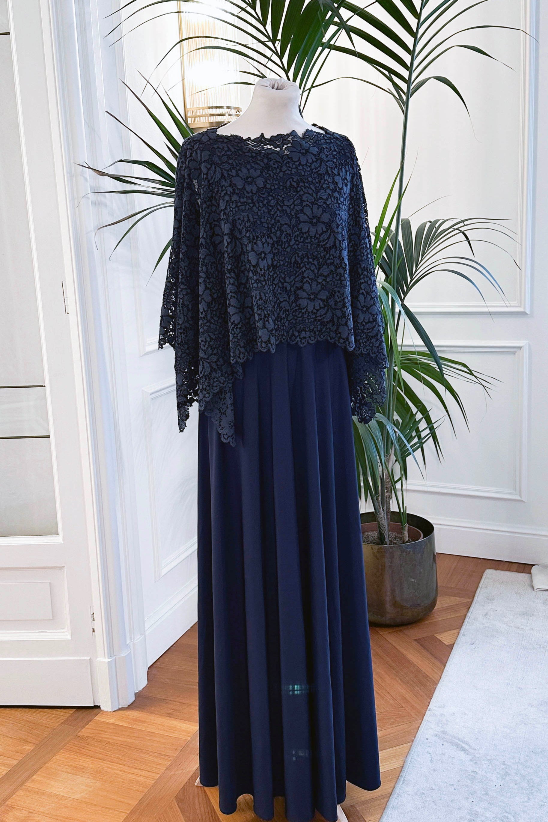 Abito mamma sposa galateo “Emilia” in pizzo blu con mantella e gonna a ruota – Sofia Provera Atelier