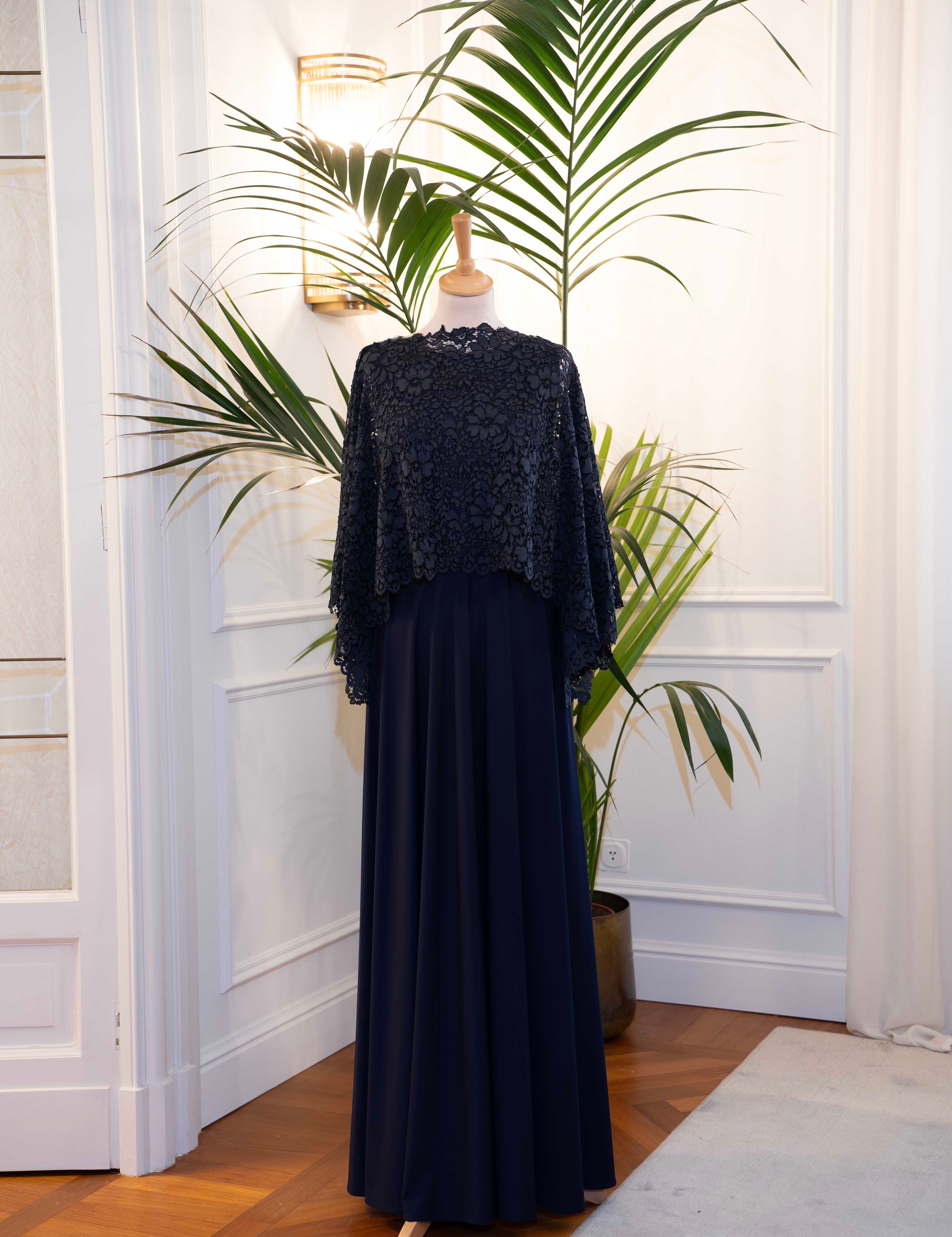 Abito mamma sposa galateo “Emilia” in pizzo blu con mantella e gonna a ruota – Sofia Provera Atelier