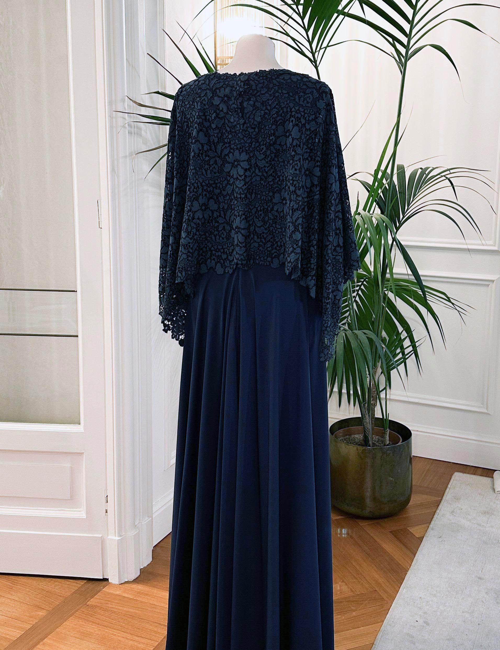 Abito mamma sposa galateo “Emilia” in pizzo blu con mantella e gonna a ruota – Sofia Provera Atelier