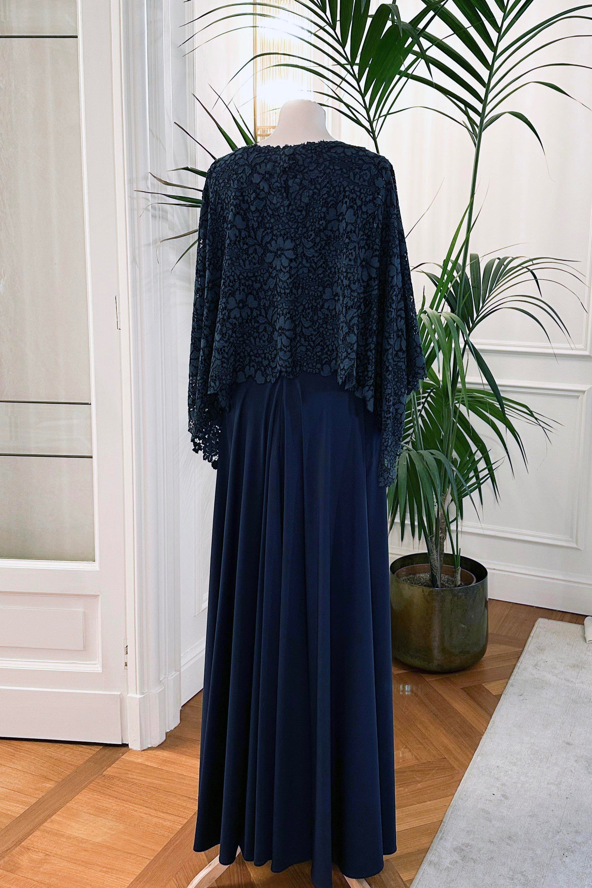 Abito mamma sposa galateo “Emilia” in pizzo blu con mantella e gonna a ruota – Sofia Provera Atelier