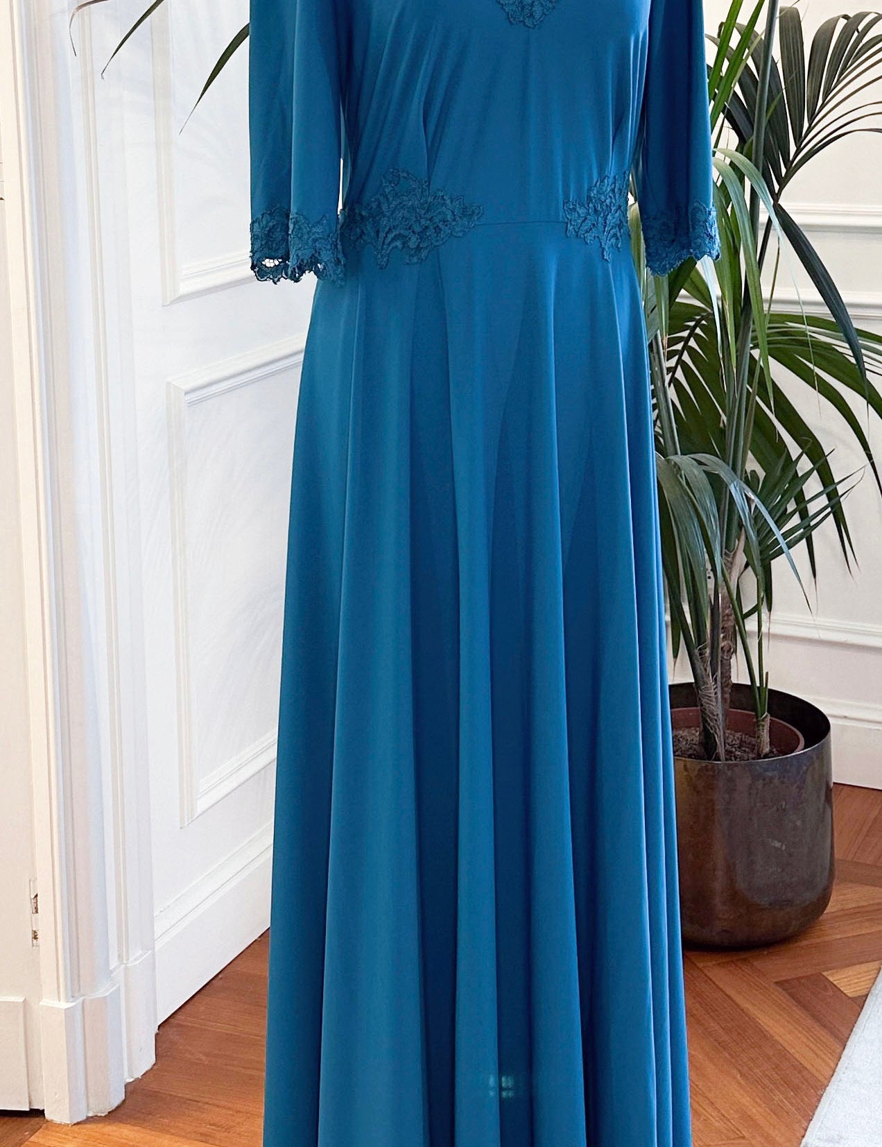 Abito mamma sposa galateo “Paola” in jersey petrolio con pizzo rebrodé, Sofia Provera Atelier
