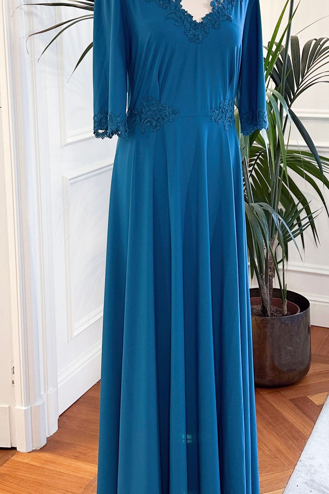 Abito mamma sposa galateo “Paola” in jersey petrolio con pizzo rebrodé, Sofia Provera Atelier