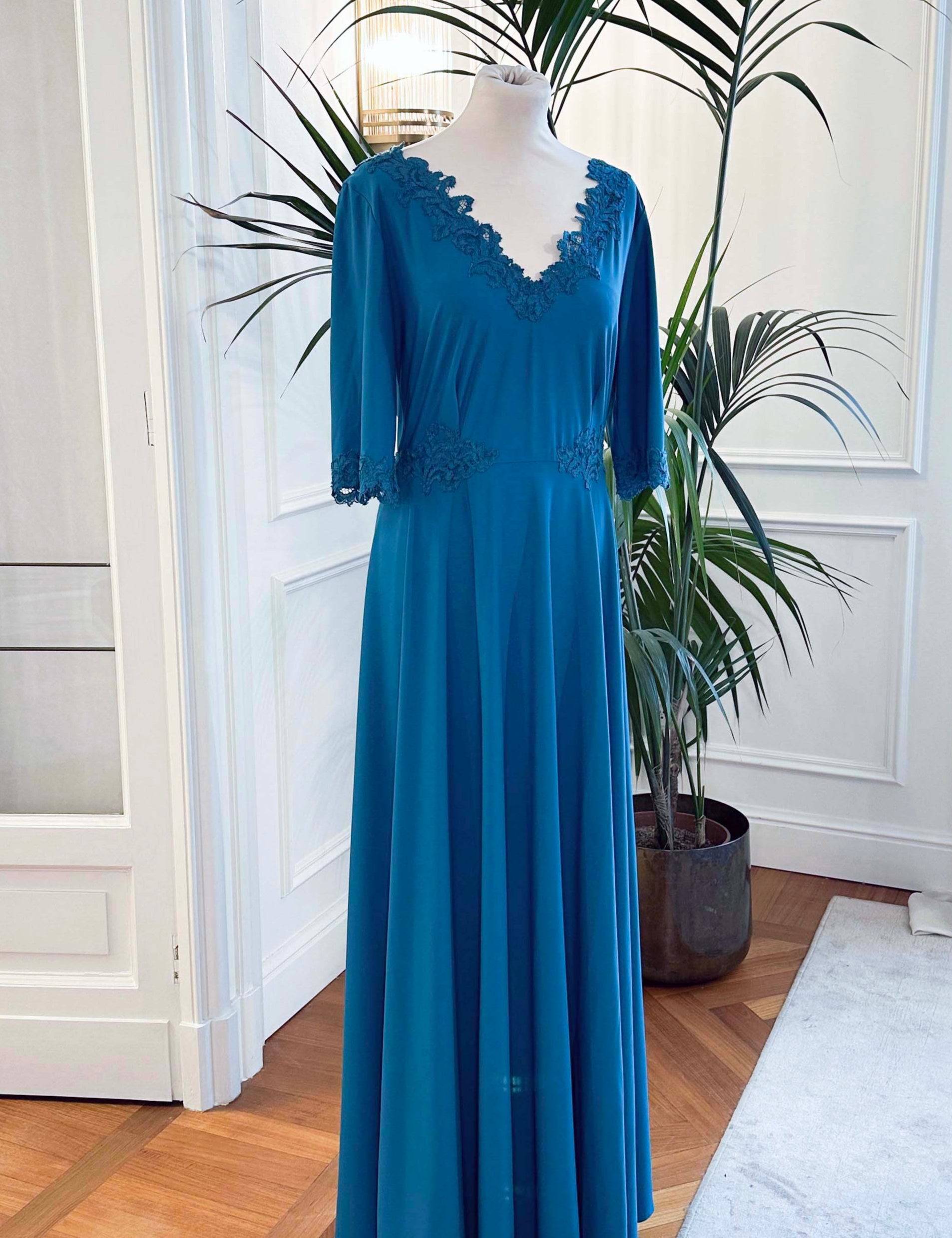Abito mamma sposa galateo “Paola” in jersey petrolio con pizzo rebrodé, Sofia Provera Atelier