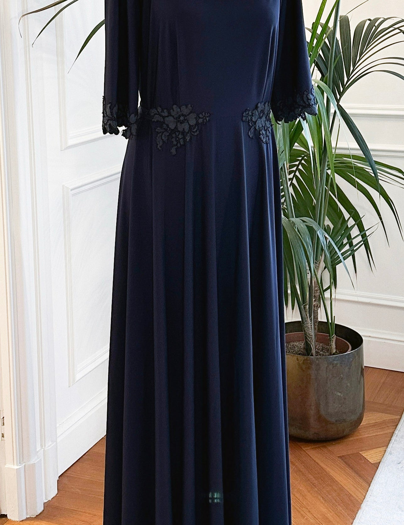 Abito mamma sposa galateo “Jasia” con scollo squadrato, pizzo smerlato e cintura a fiocco – Sofia Provera Atelier