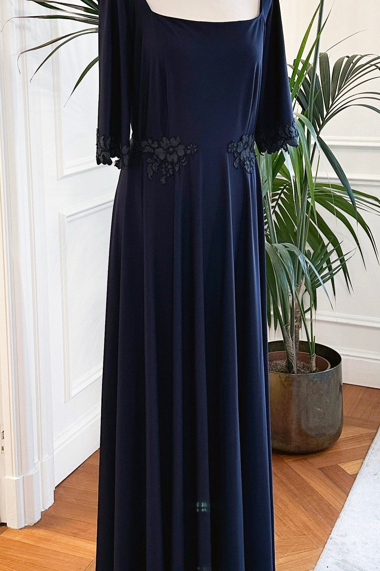 Abito mamma sposa galateo “Jasia” con scollo squadrato, pizzo smerlato e cintura a fiocco – Sofia Provera Atelier