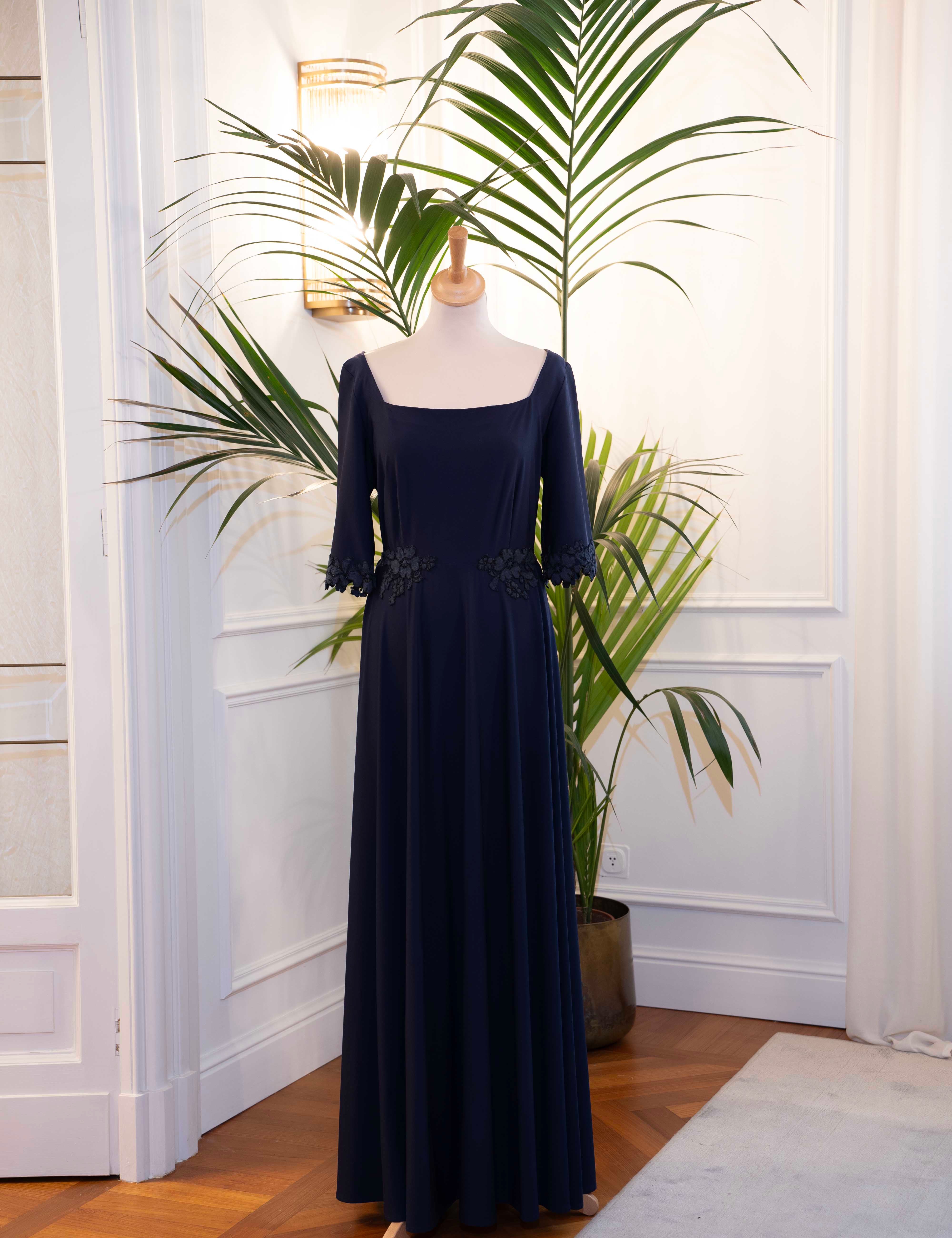 Abito mamma sposa galateo “Jasia” con scollo squadrato, pizzo smerlato e cintura a fiocco – Sofia Provera Atelier