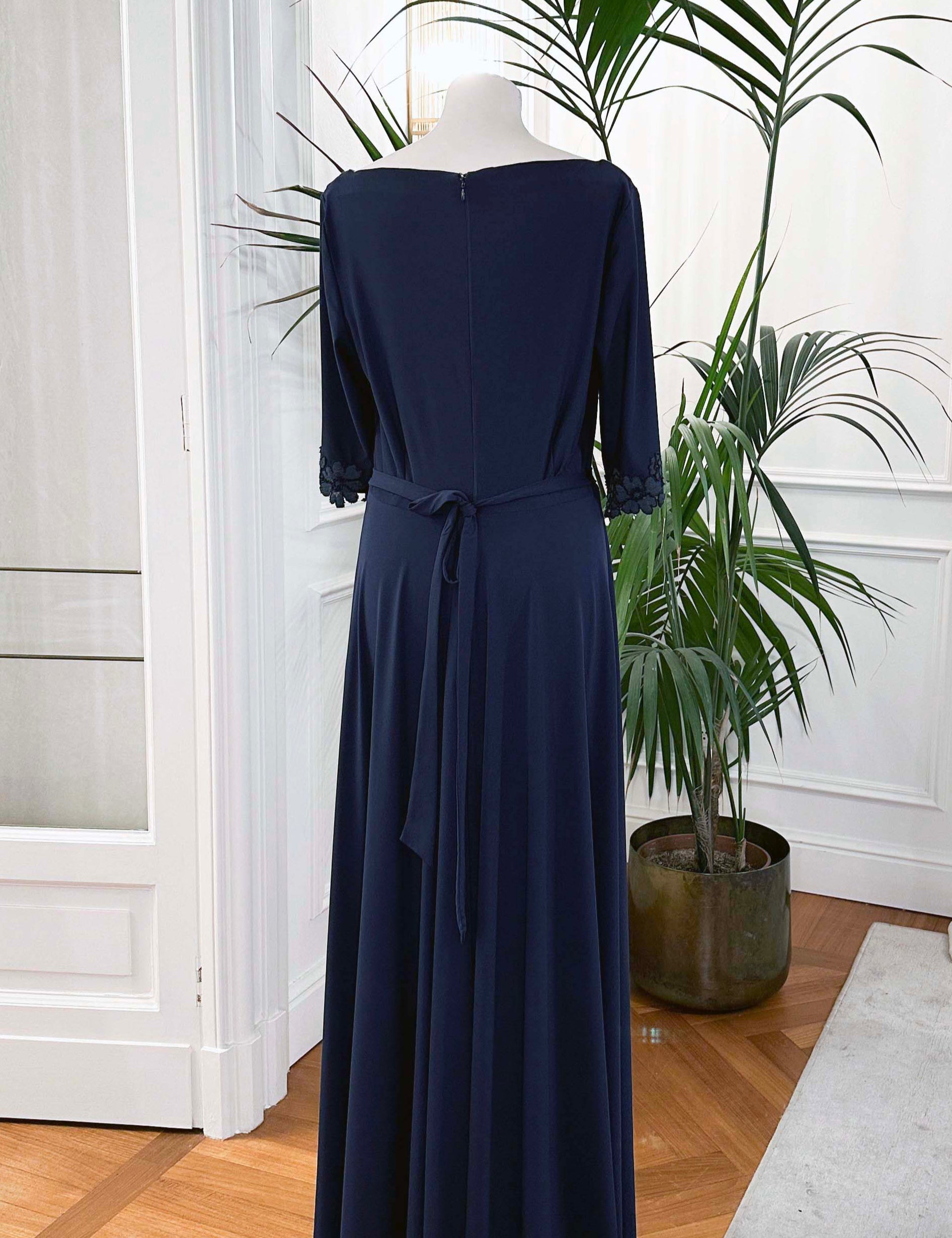 Abito mamma sposa galateo “Jasia” con scollo squadrato, pizzo smerlato e cintura a fiocco – Sofia Provera Atelier