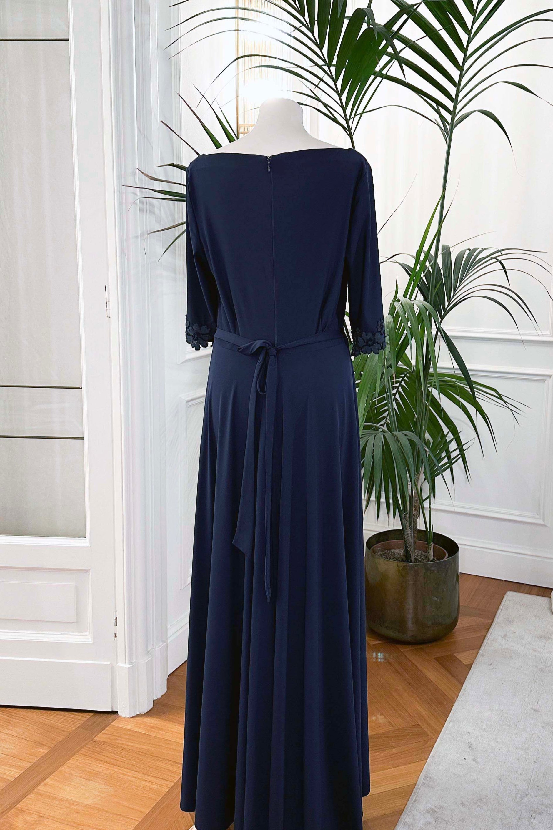 Abito mamma sposa galateo “Jasia” con scollo squadrato, pizzo smerlato e cintura a fiocco – Sofia Provera Atelier