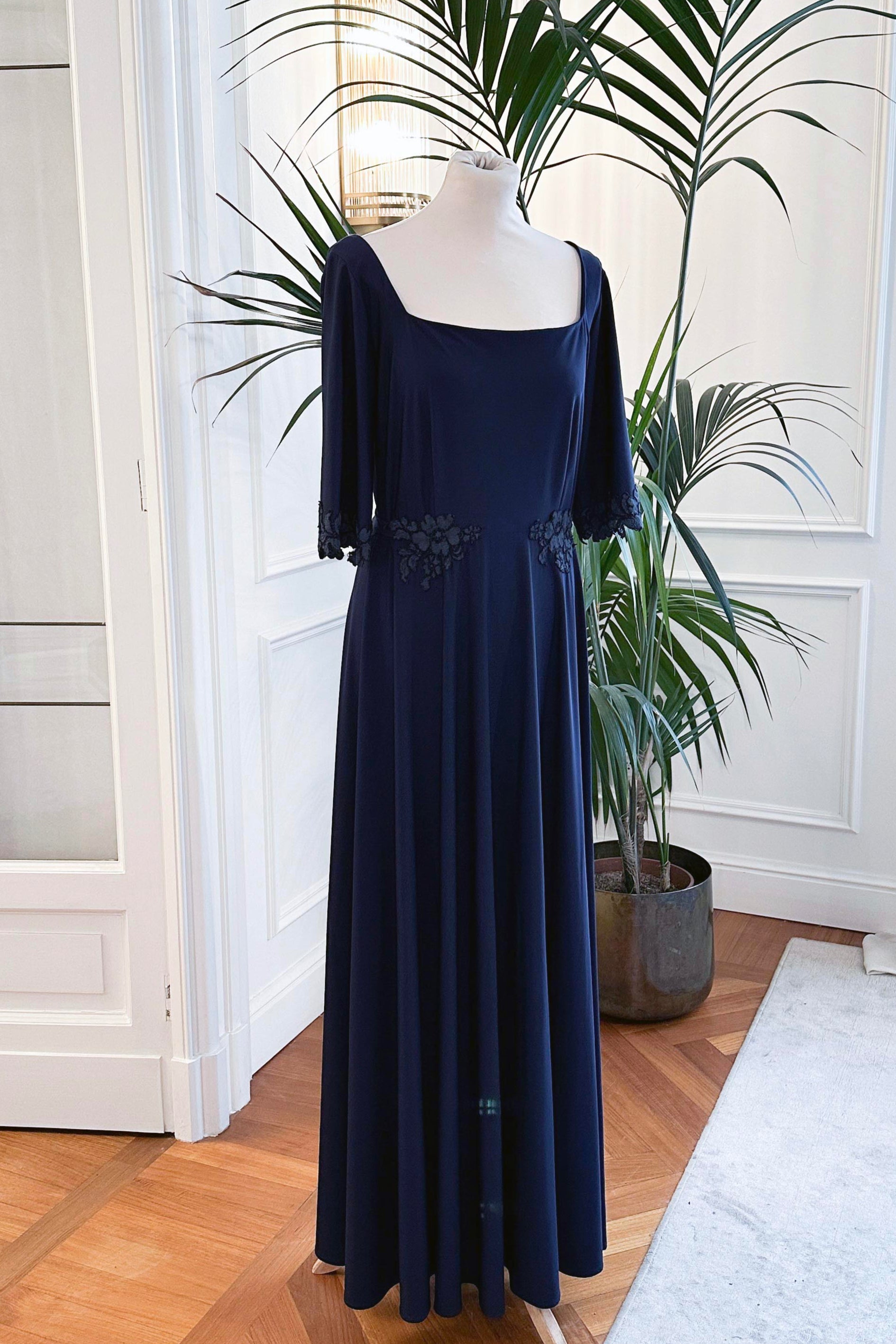 Abito mamma sposa galateo “Jasia” con scollo squadrato, pizzo smerlato e cintura a fiocco – Sofia Provera Atelier