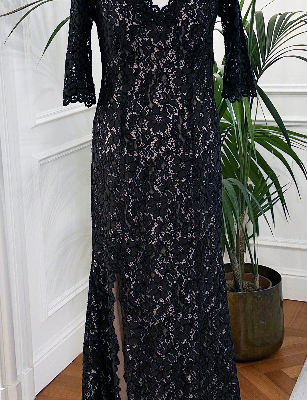 Abito cerimonia in pizzo rebrodé nero con scollo a V e maniche lunghe – Sofia Provera Atelier