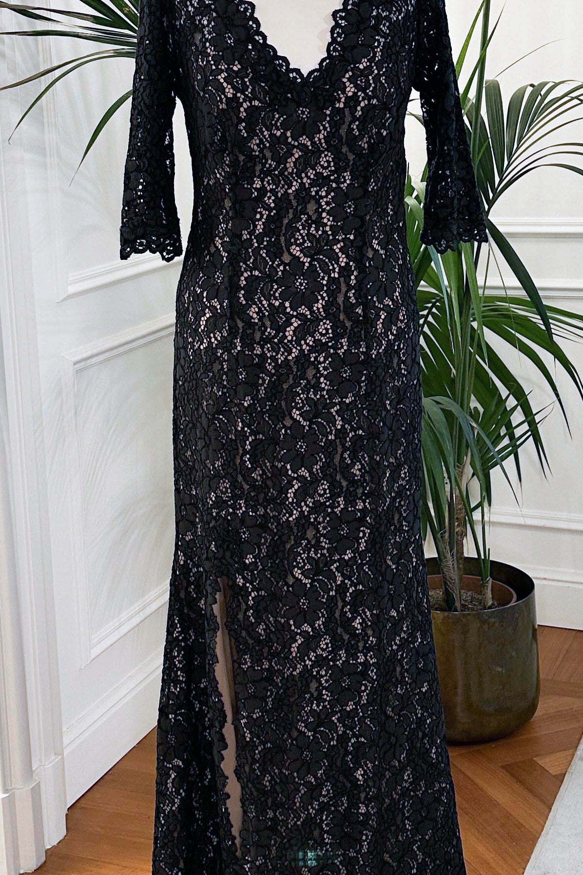 Abito cerimonia in pizzo rebrodé nero con scollo a V e maniche lunghe – Sofia Provera Atelier