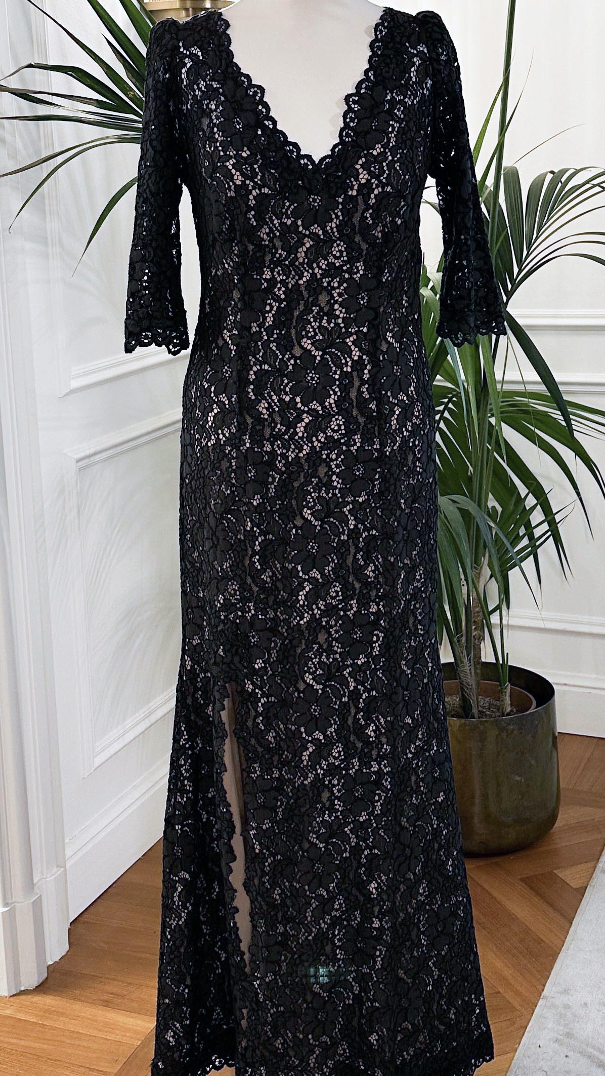 Abito cerimonia in pizzo rebrodé nero con scollo a V e maniche lunghe – Sofia Provera Atelier