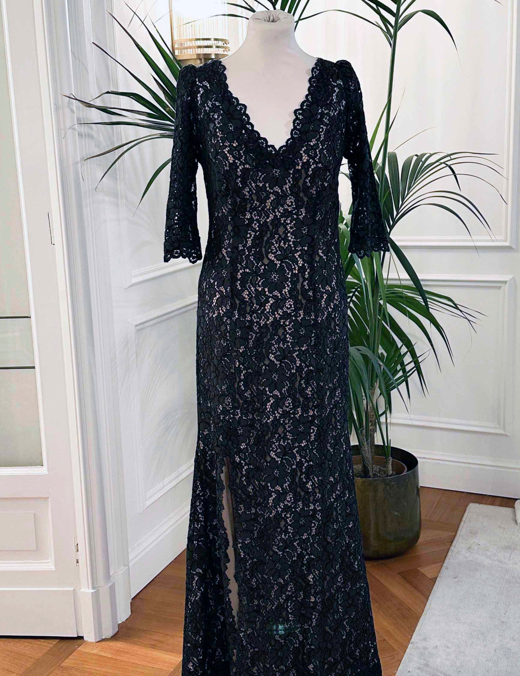 Abito cerimonia in pizzo rebrodé nero con scollo a V e maniche lunghe – Sofia Provera Atelier