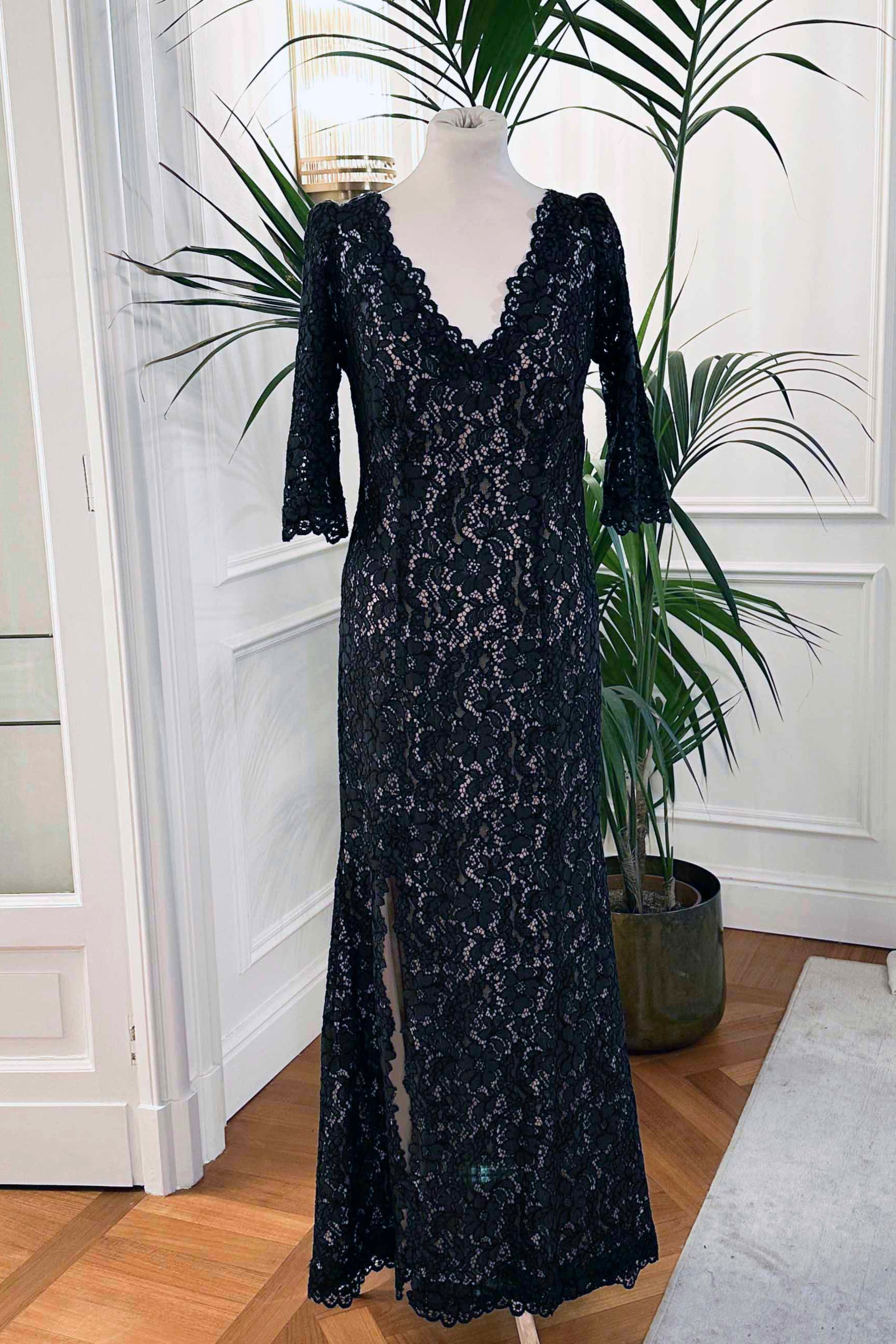 Abito cerimonia in pizzo rebrodé nero con scollo a V e maniche lunghe – Sofia Provera Atelier