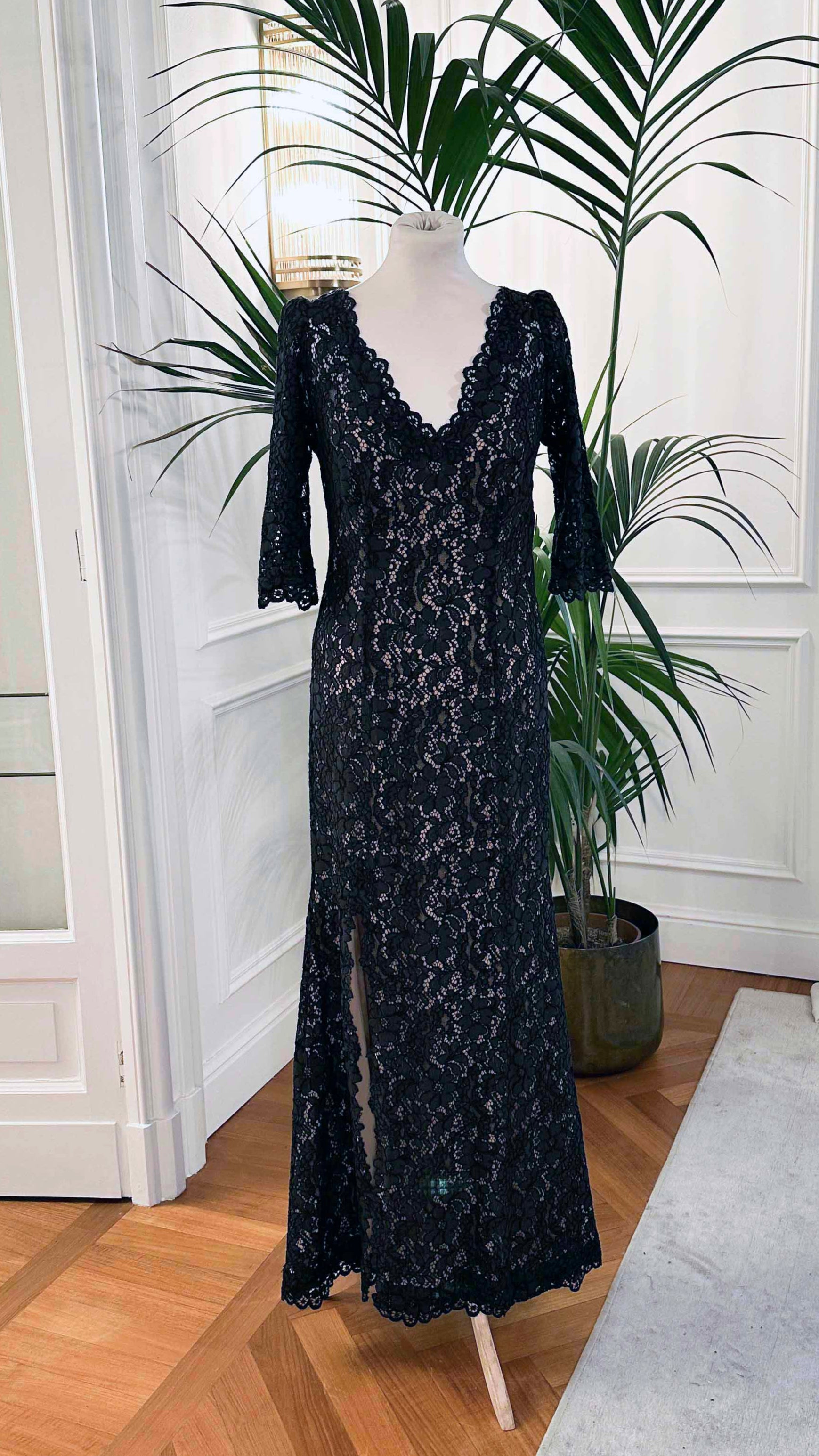 Abito cerimonia in pizzo rebrodé nero con scollo a V e maniche lunghe – Sofia Provera Atelier
